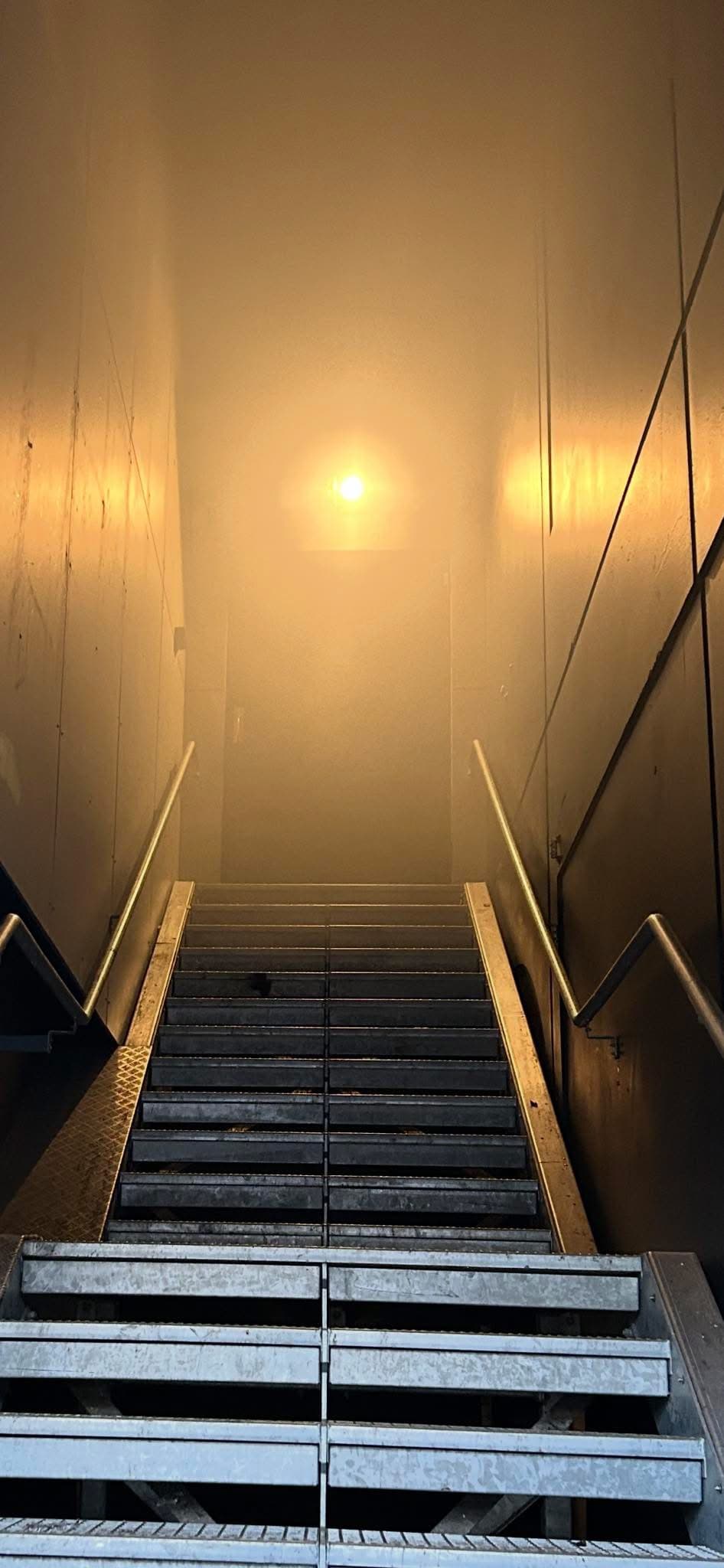 Fyrte opp bål i rømnings­trapp ved kjøpe­senter