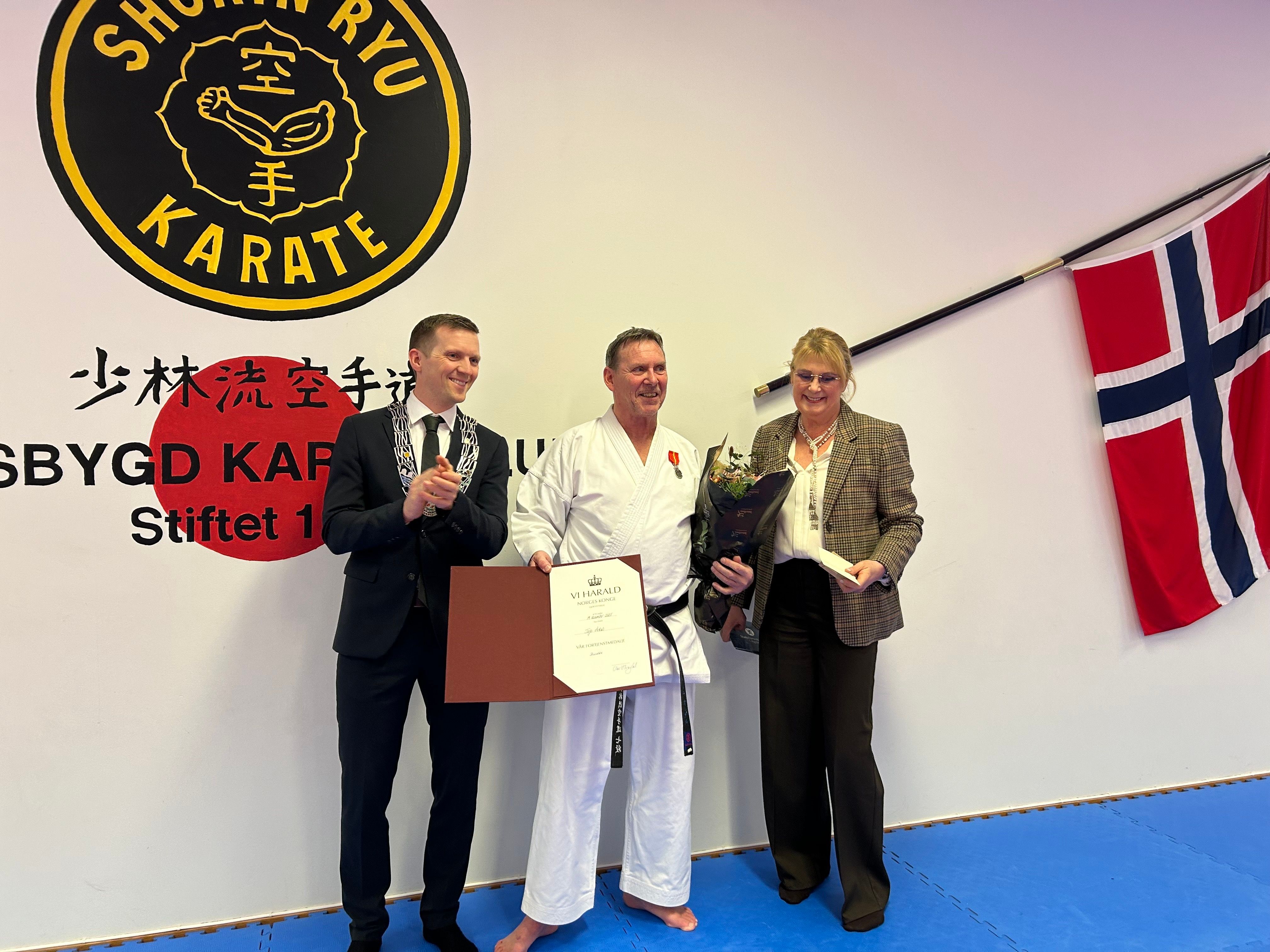 Ildsjel ble over­ras­ket med Kongens fortjenst­medalje