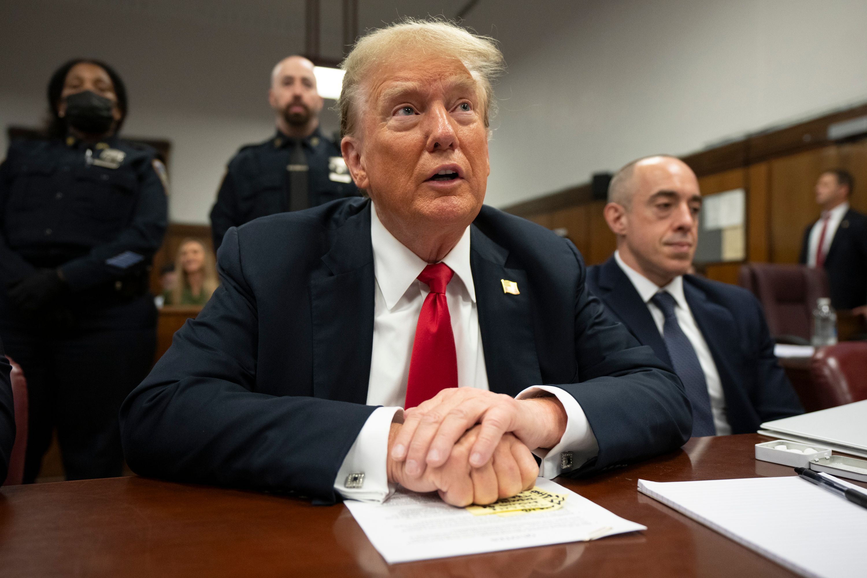 検察官は、トランプ氏が贈収賄事件で脅迫を言い訳にすることはできないと述べている