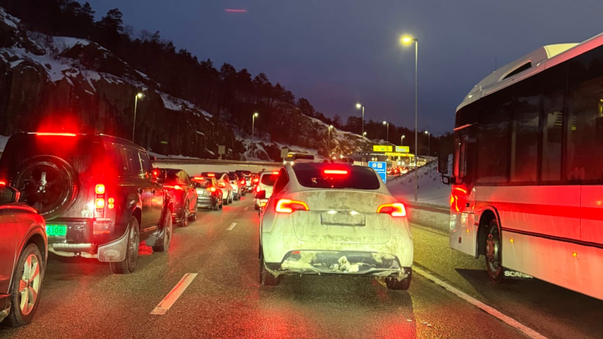 Skaper lang kø i rushet. Politiet er på vei.