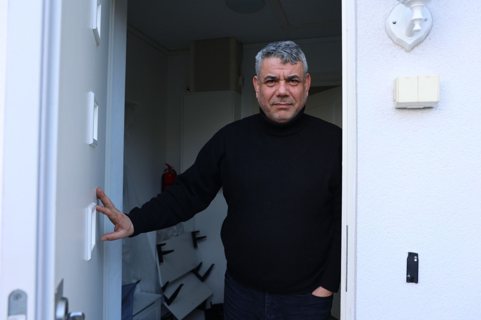 Har lånt penger for å betale husleia: – Jeg er så sint