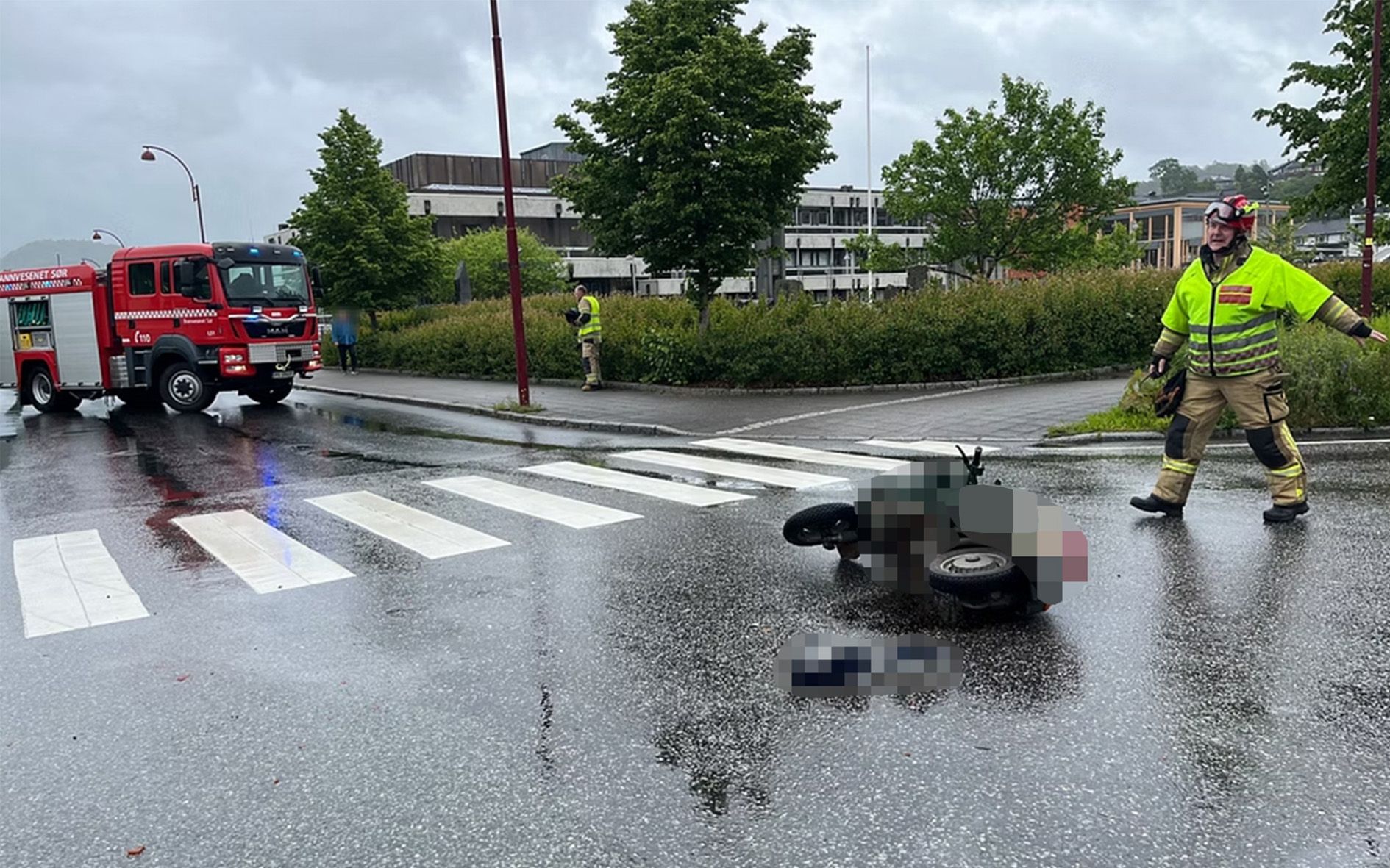 Ulykke med bil og moped – ukjent skade­omfang