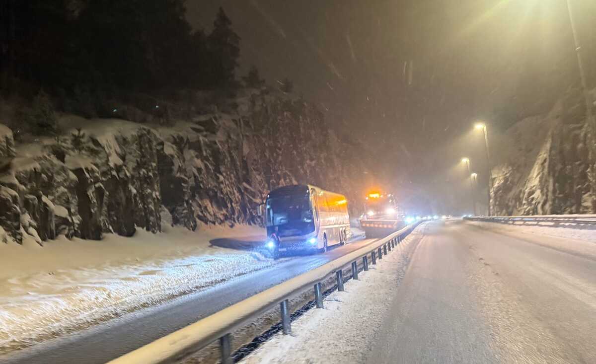 E18 stengt: Buss skaper kø.