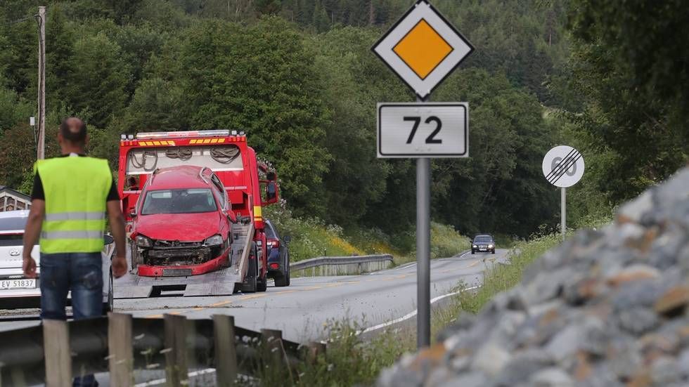 Mann Sendt Til Sykehus Og Fratatt F rerkort Etter At Bil Kj rte Av Veien Og Trillet Rundt 