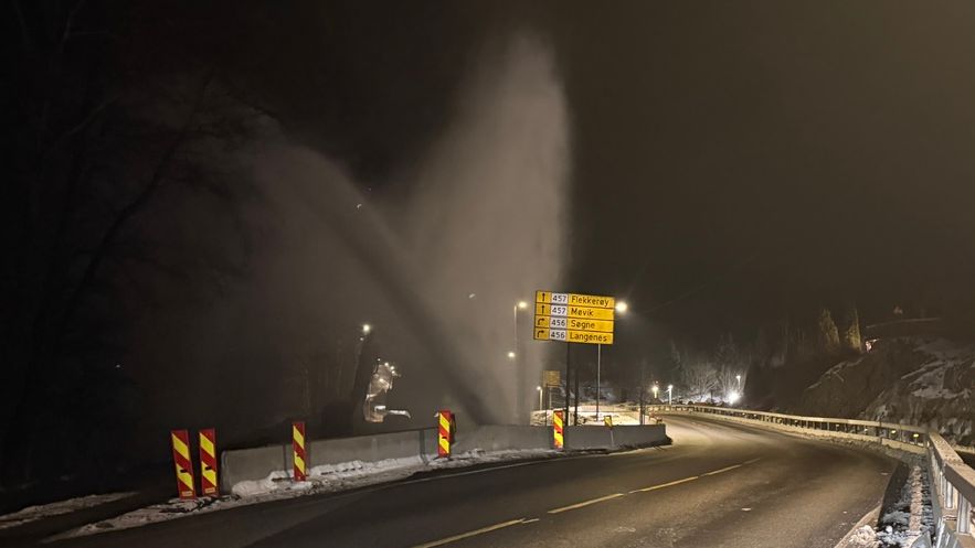 Her spruter vannet opp: – Sto ti meter til værs