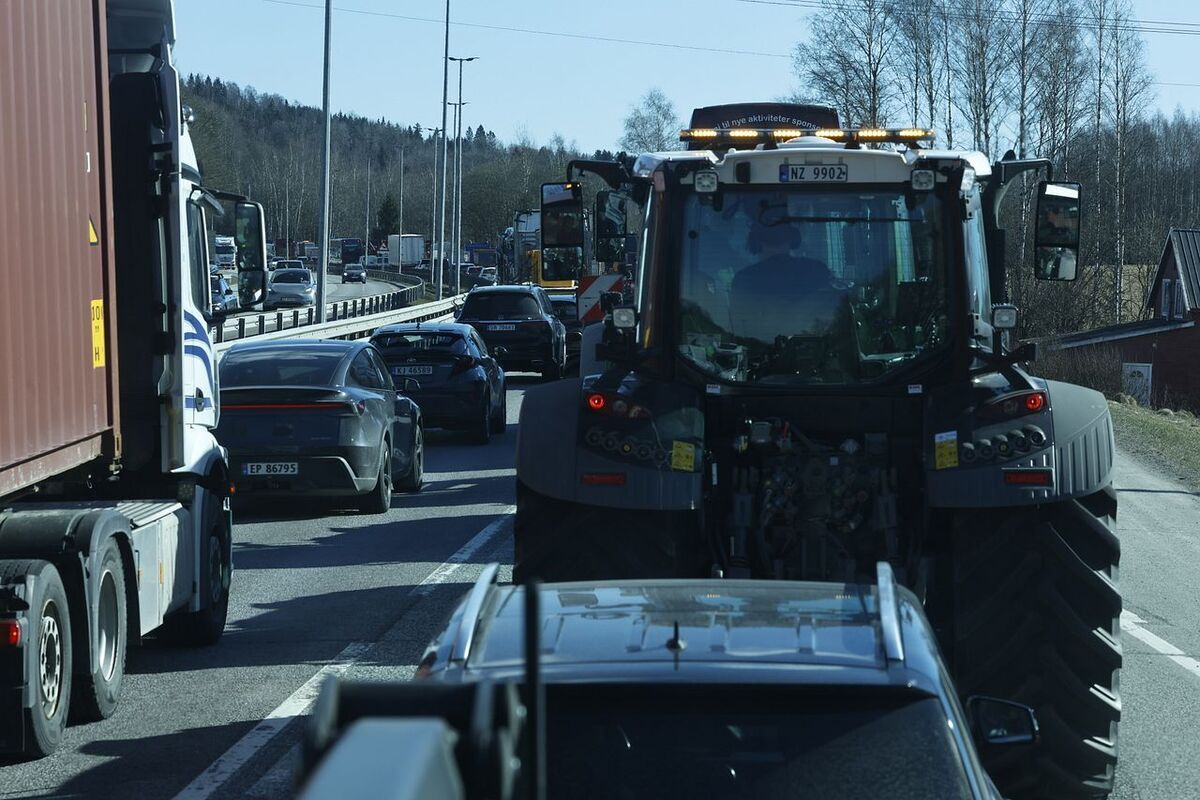 Stoppet av politiet. Kun noen få får komme inn til Stortinget.