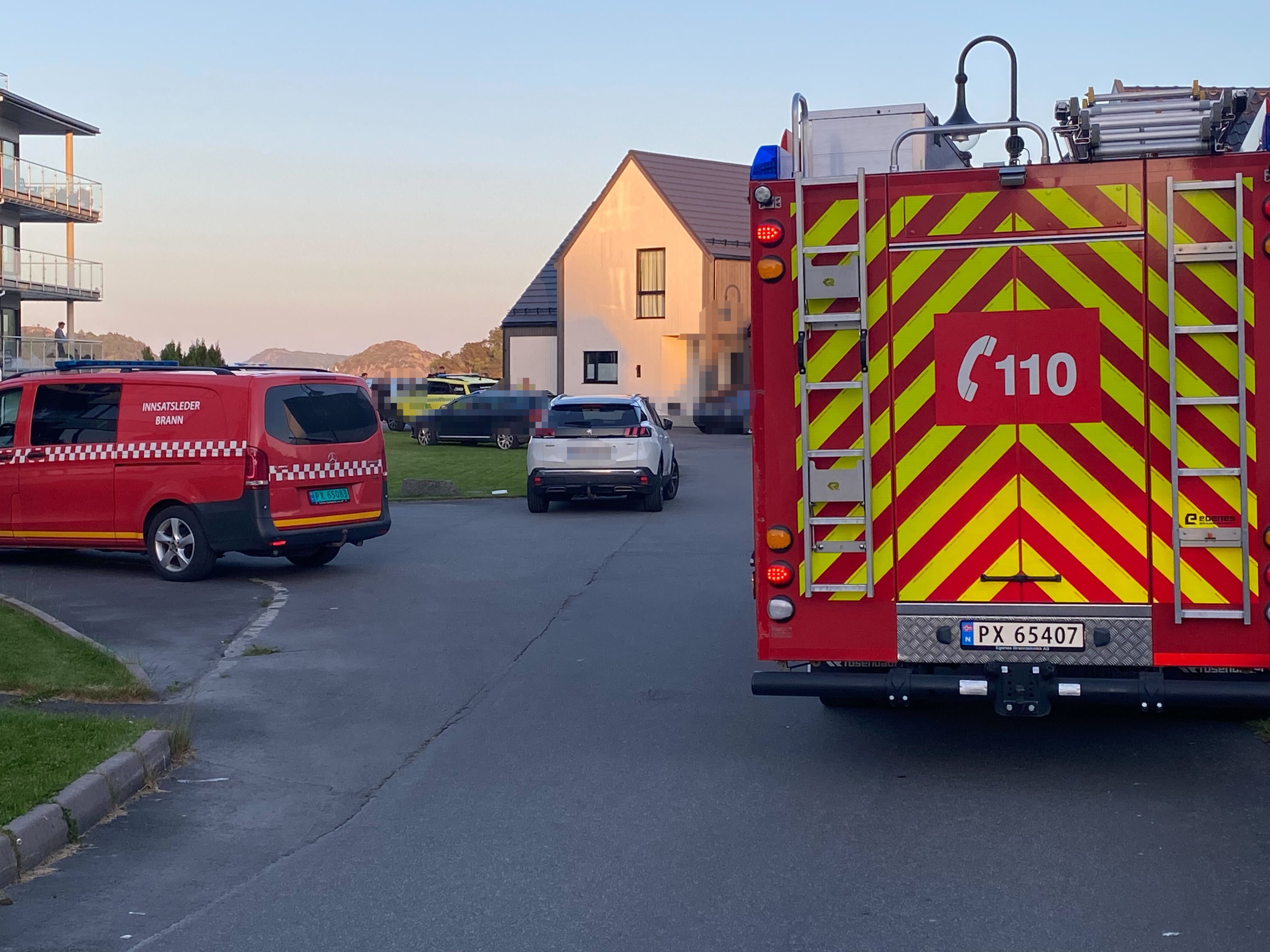 Fritidsbåt kolliderte med brygge – helikopter på stedet