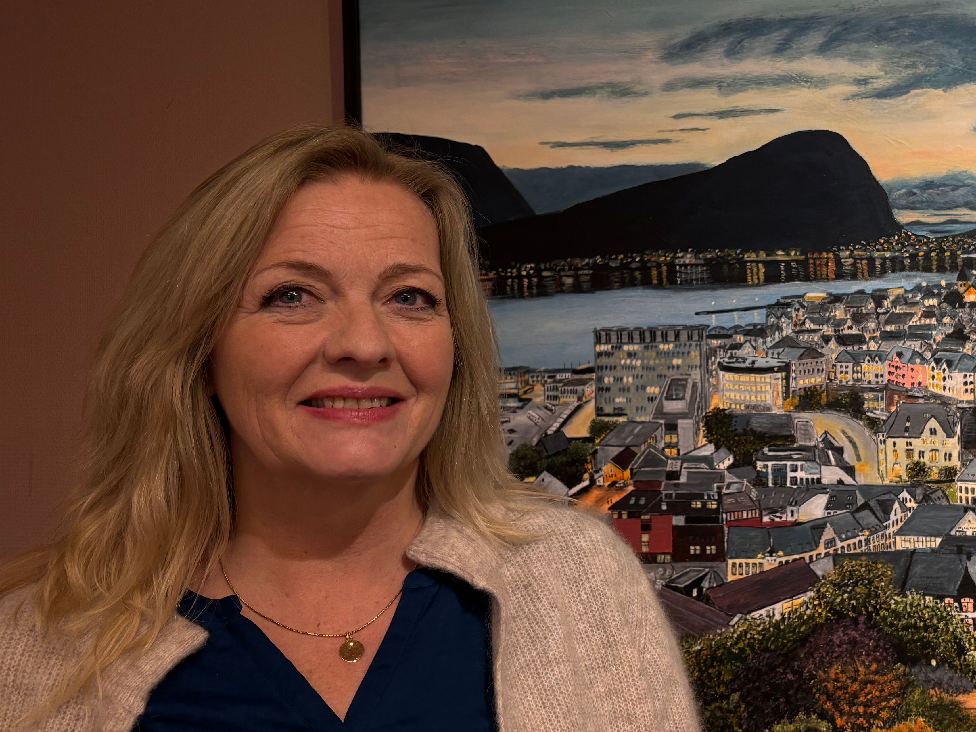 Solgunn Røyseth åpnet kunstutstilling i Ålesund - smp.no