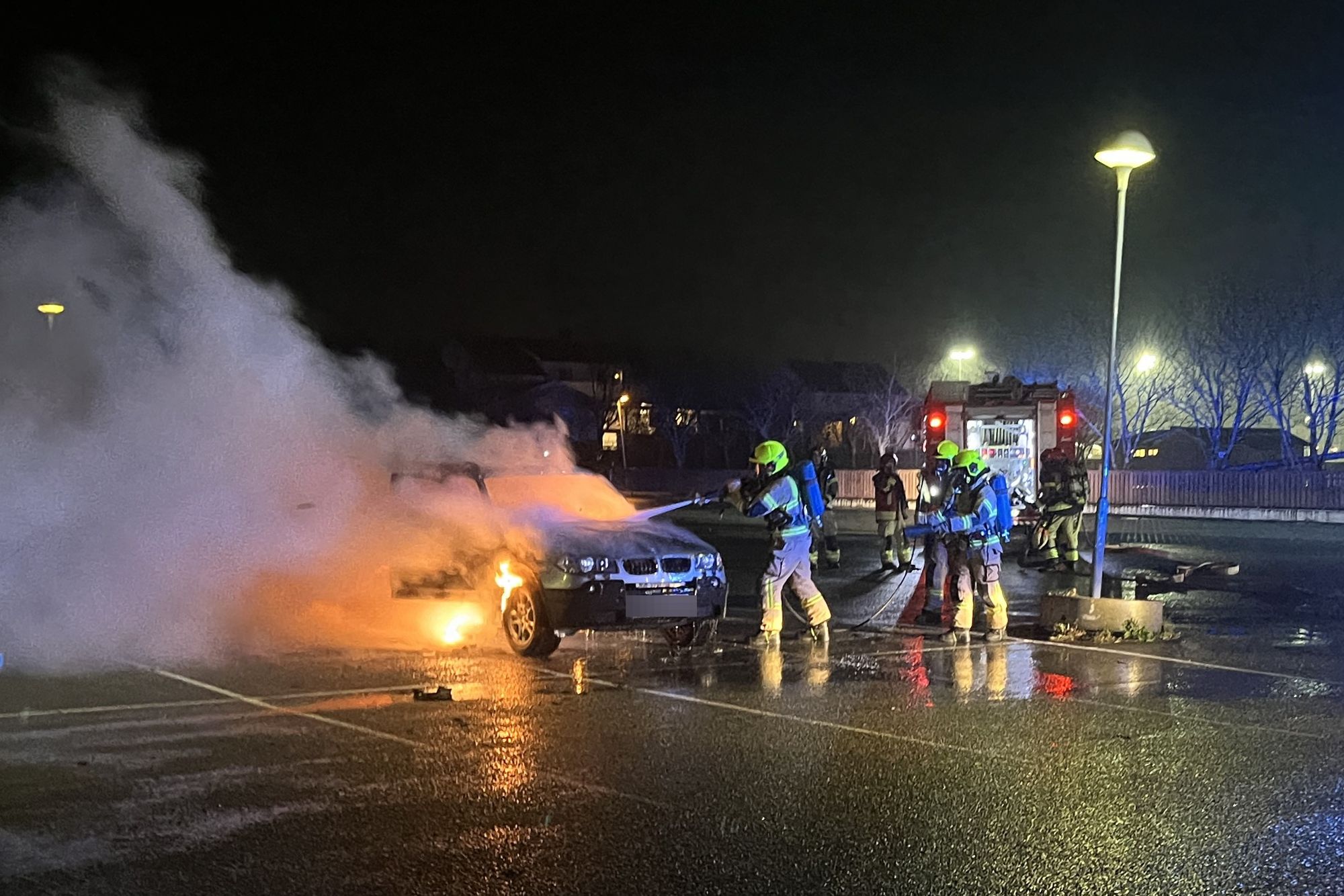 Onsdag begynte det å brenne i en bil utenfor en butikk på Brekstad i Ørland.