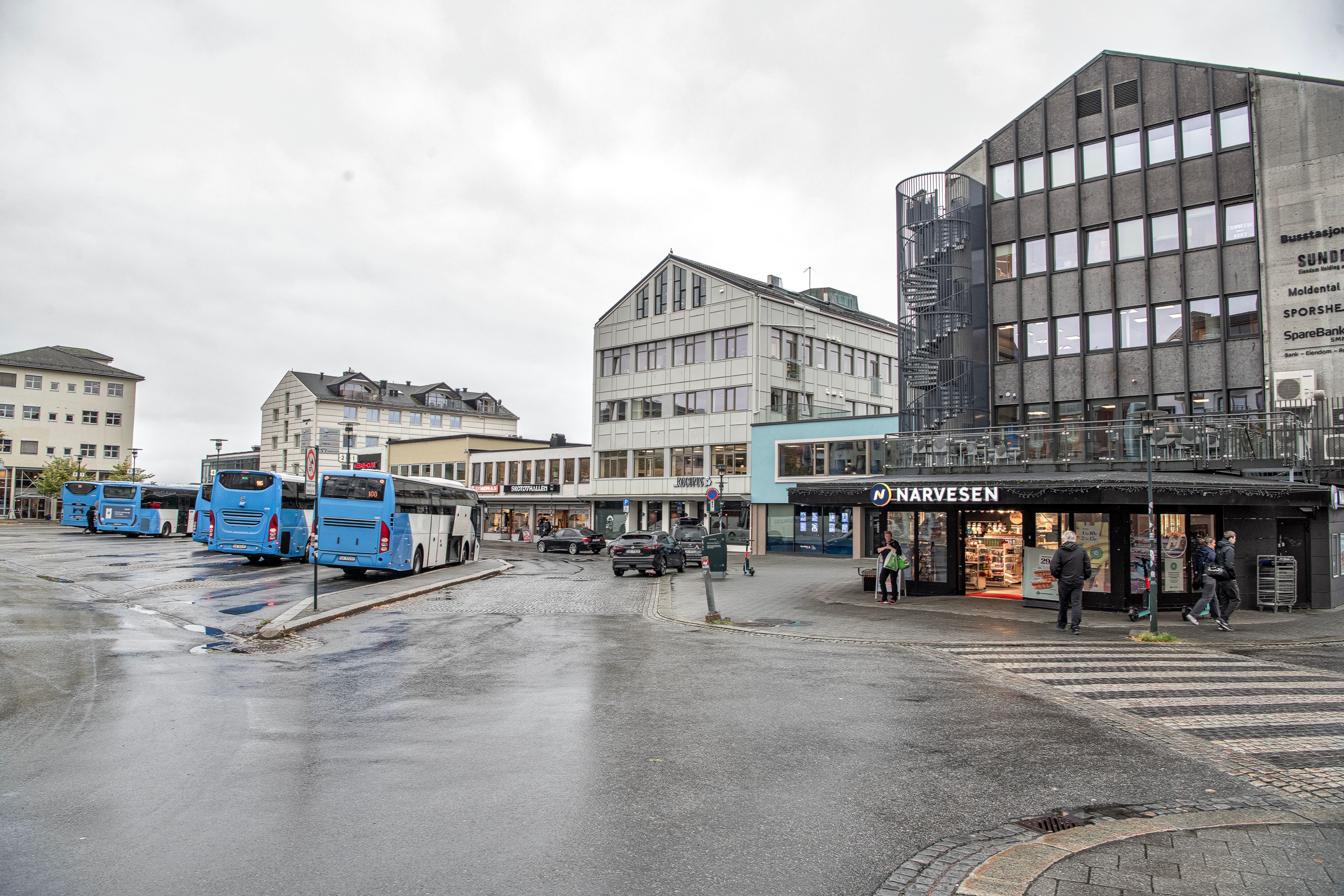 Nesten 100 ungdommer samlet i sentrum – mange var ruset og flere ble ...
