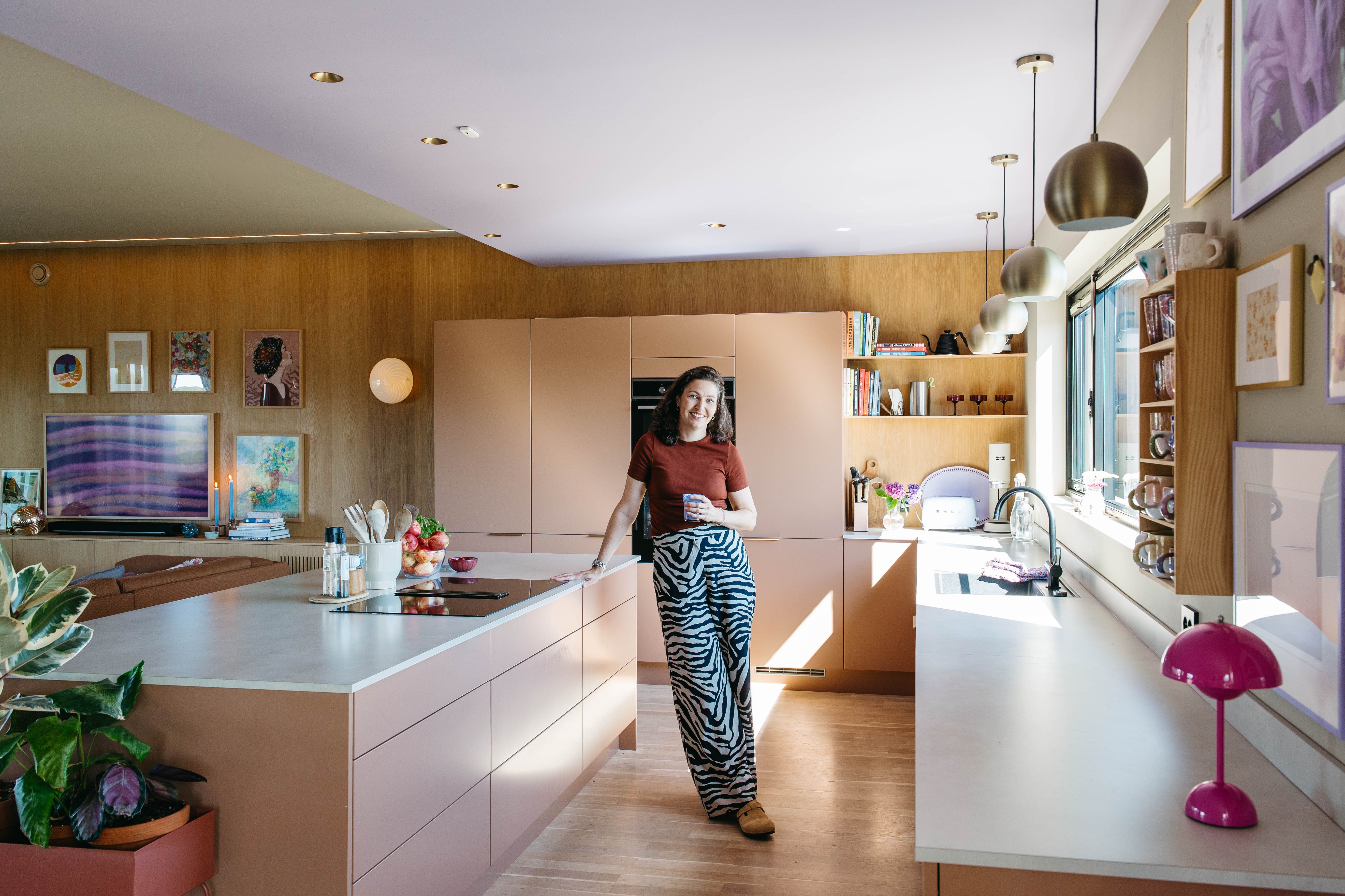 De flyttet fra treromsleilighet til helt nytt funkishus.