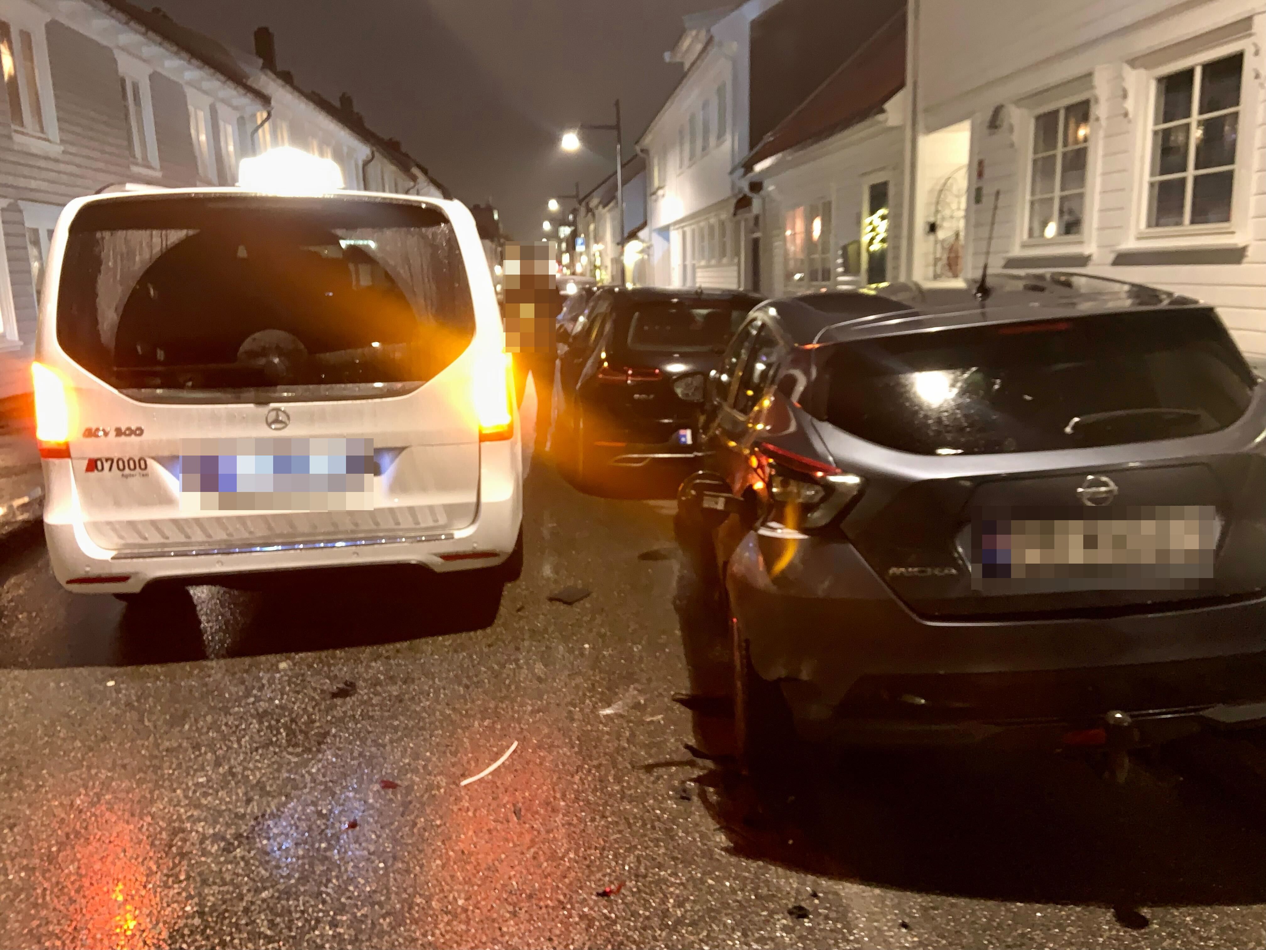 Taxi krasjet inn i flere biler: – Ble flyt­tet flere meter bort­over