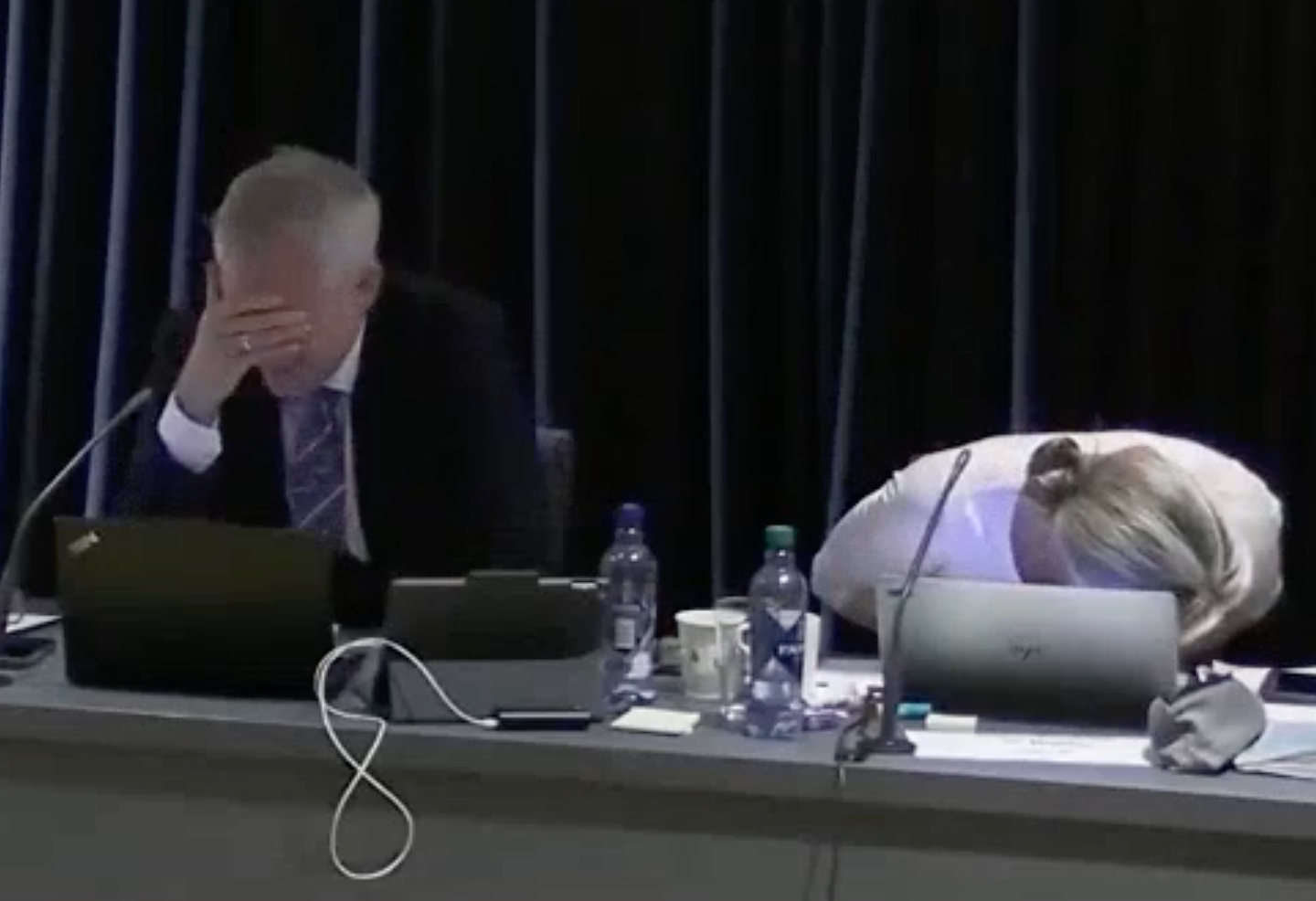 Her bryter bystyret sammen i latter