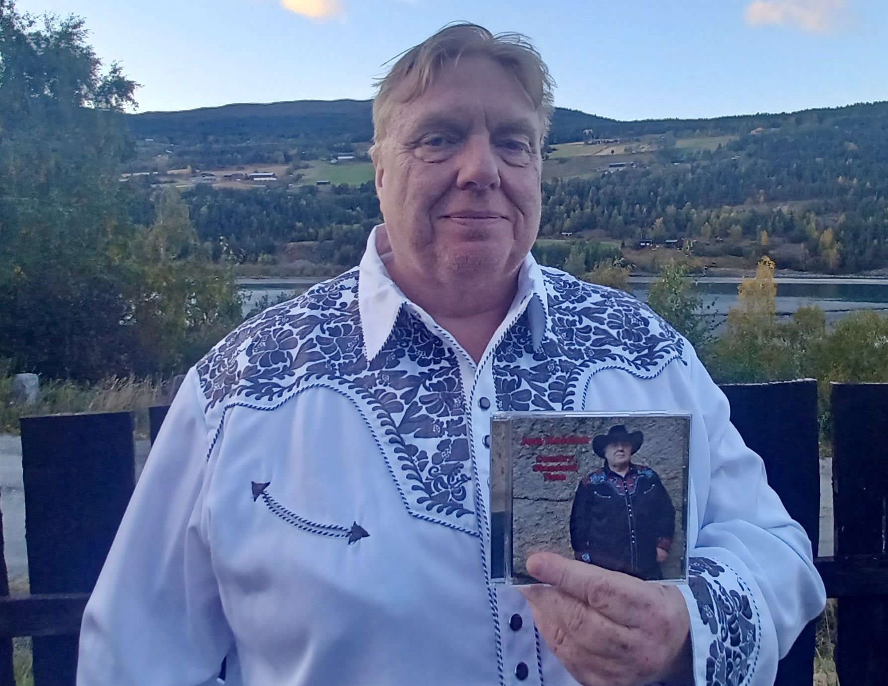 Jon Olav med 12 countryklassikarar på ny plate fjuken.no