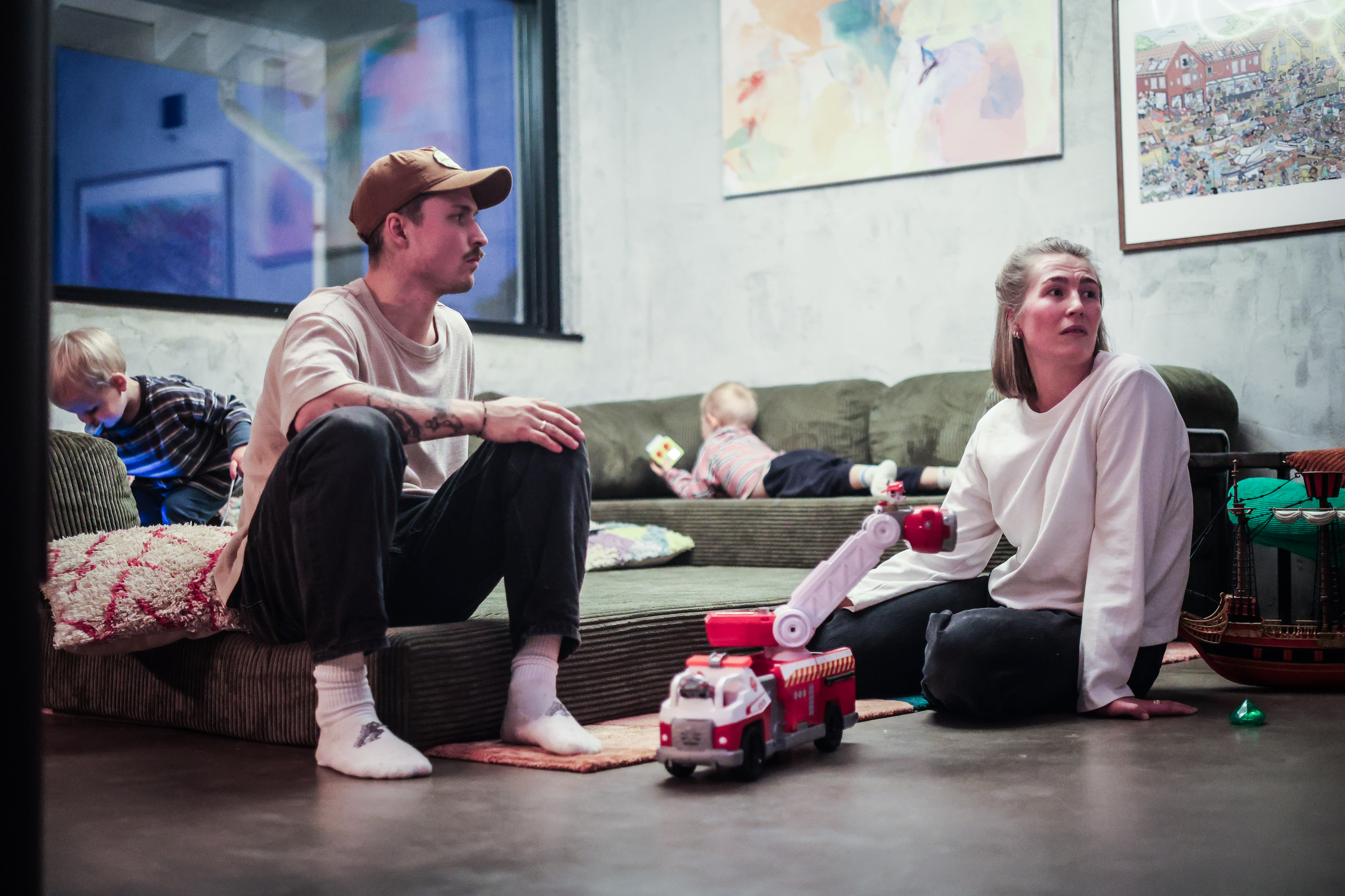 Dette gjorde småbarns­foreldrene da mobilen tok over hverdagen