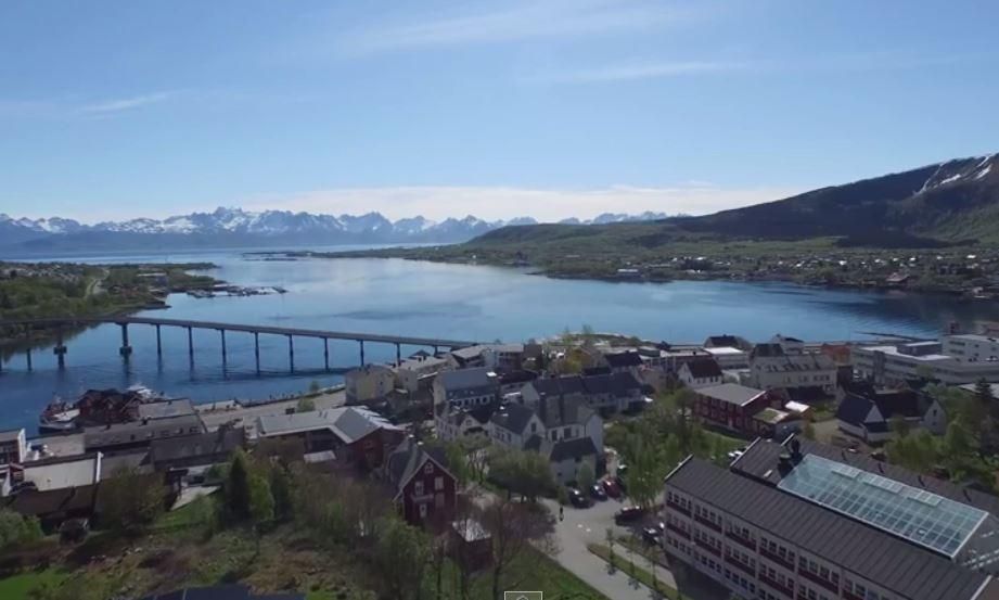 Se Stokmarknes fra lufta i 4K - vol.no
