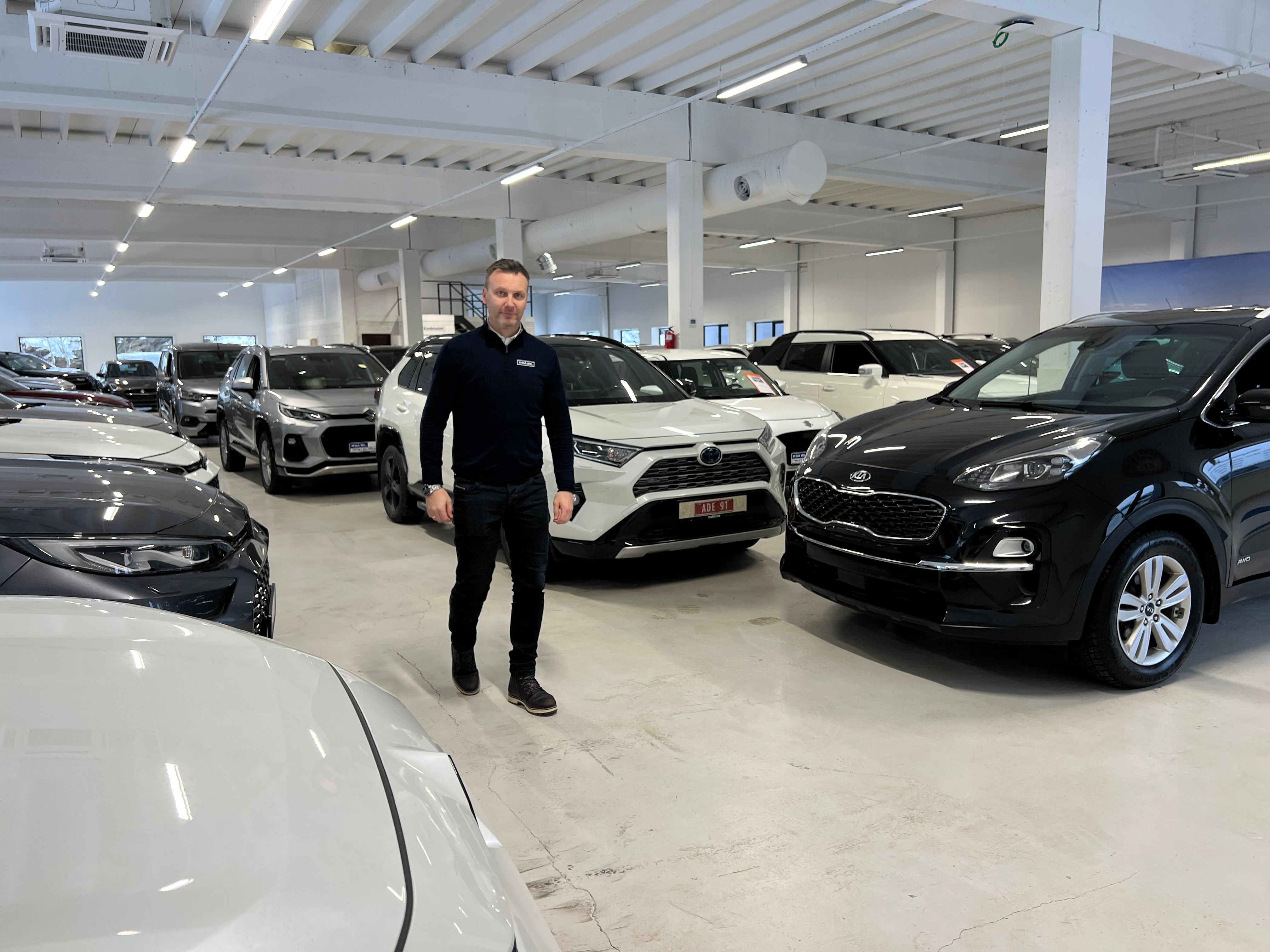 Nå får han ti bilmerker i forret­ningen
