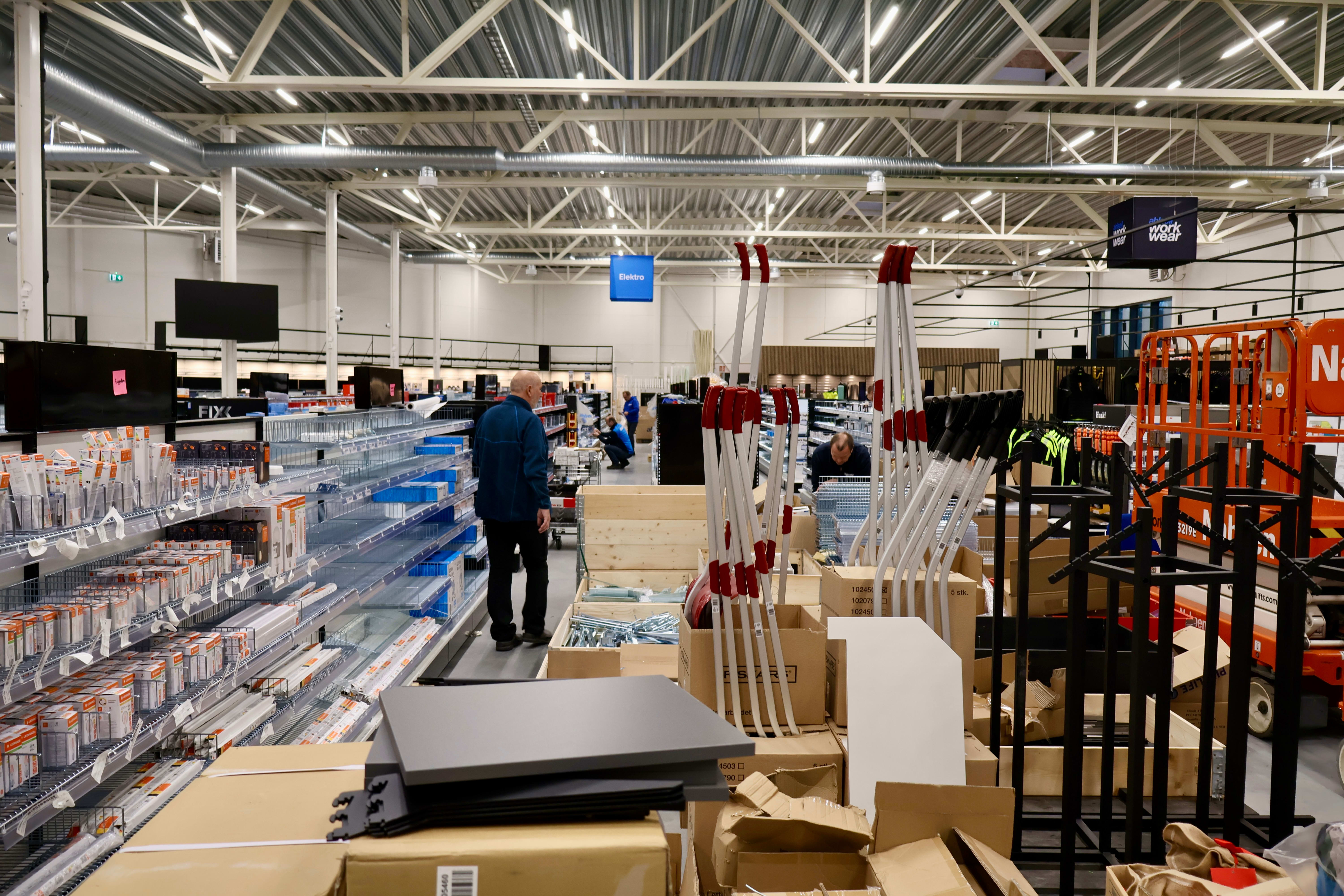 40 personer i sving for å flytte butikken