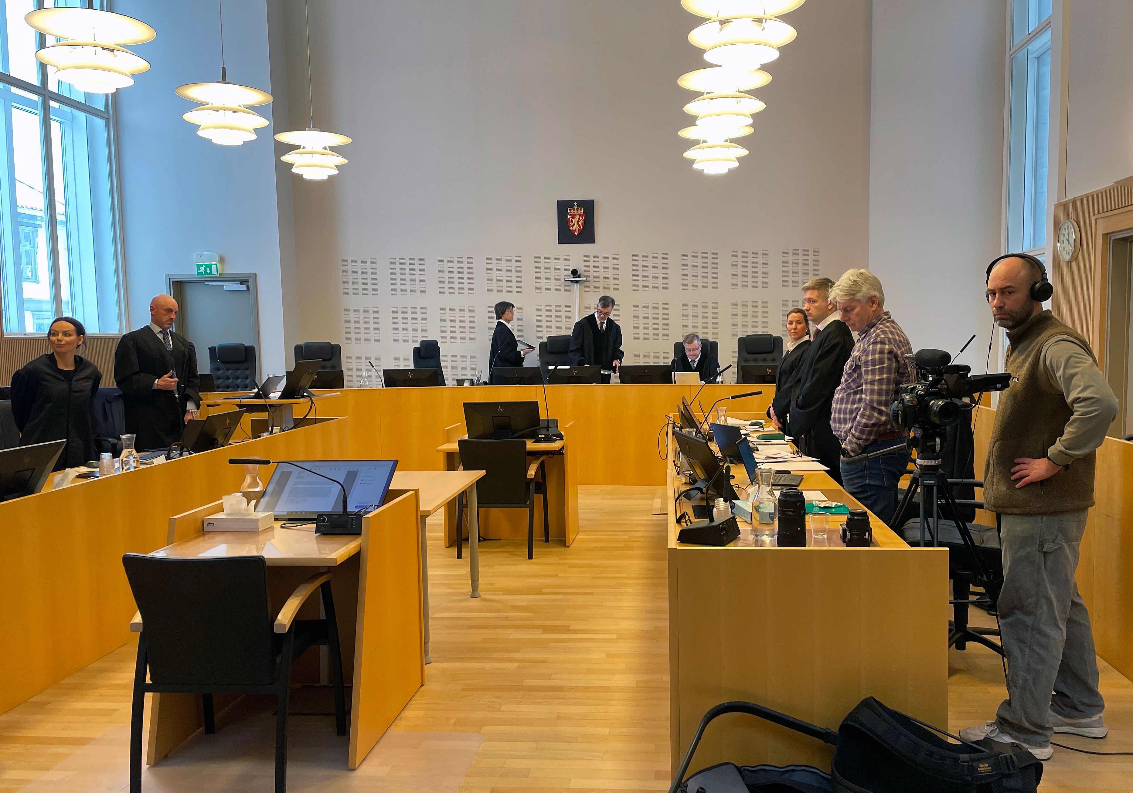 Draps­mann fulgt av tv-team i retten