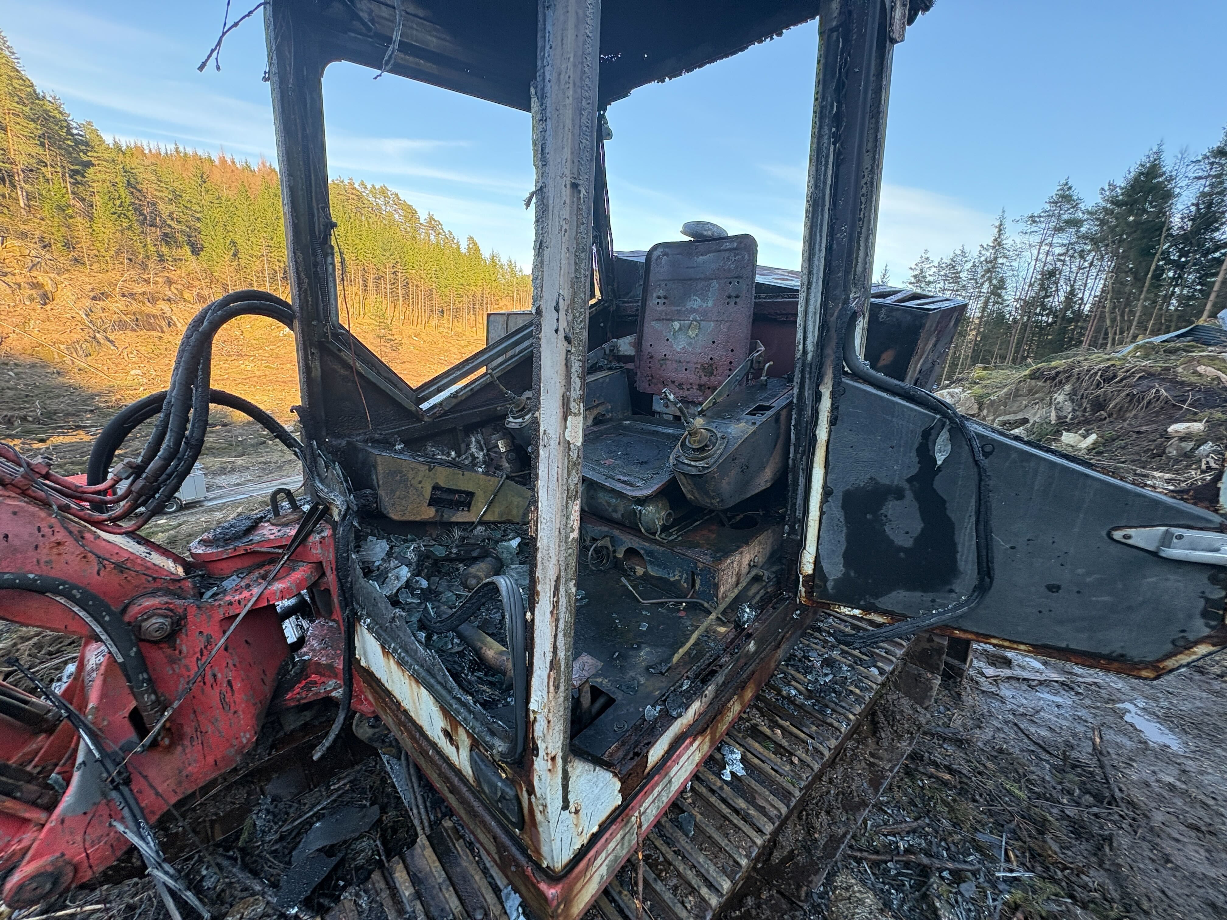 Grave­maskin helt utbrent