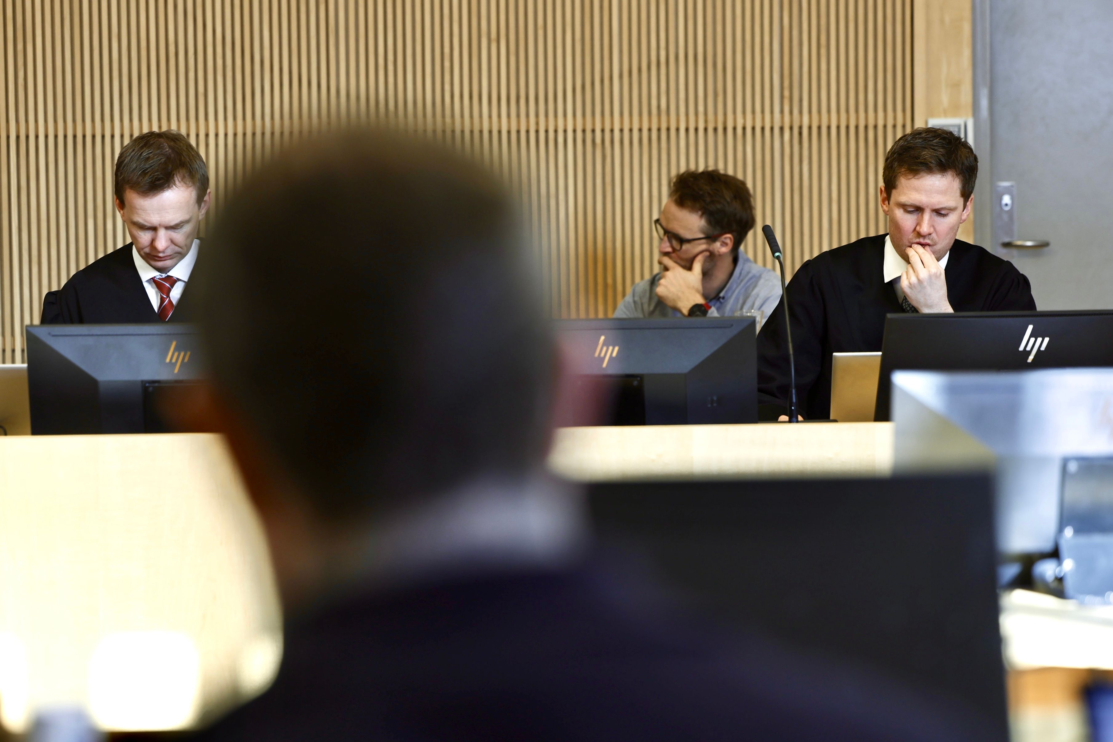 – Han orga­niserer kjøp og salg