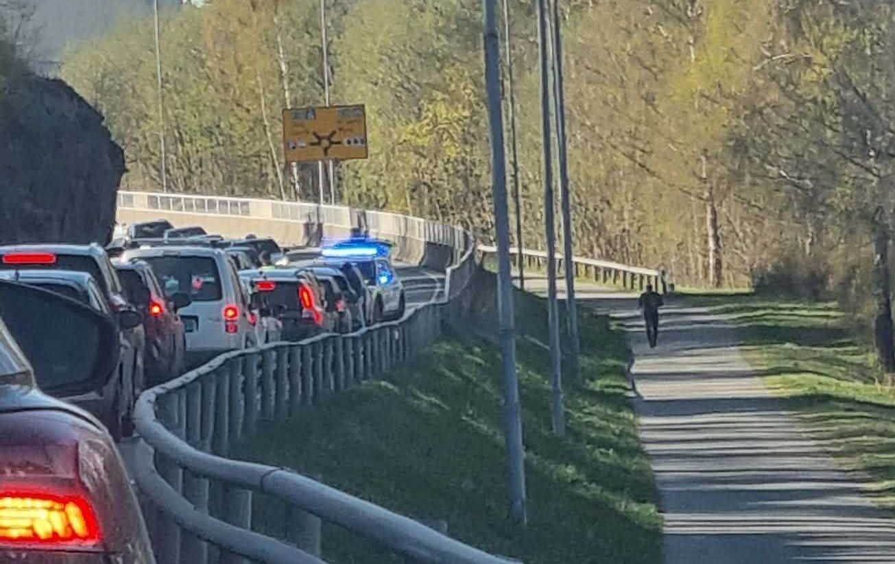 Rykketut til trafikk­ulykke – førte til lang kø