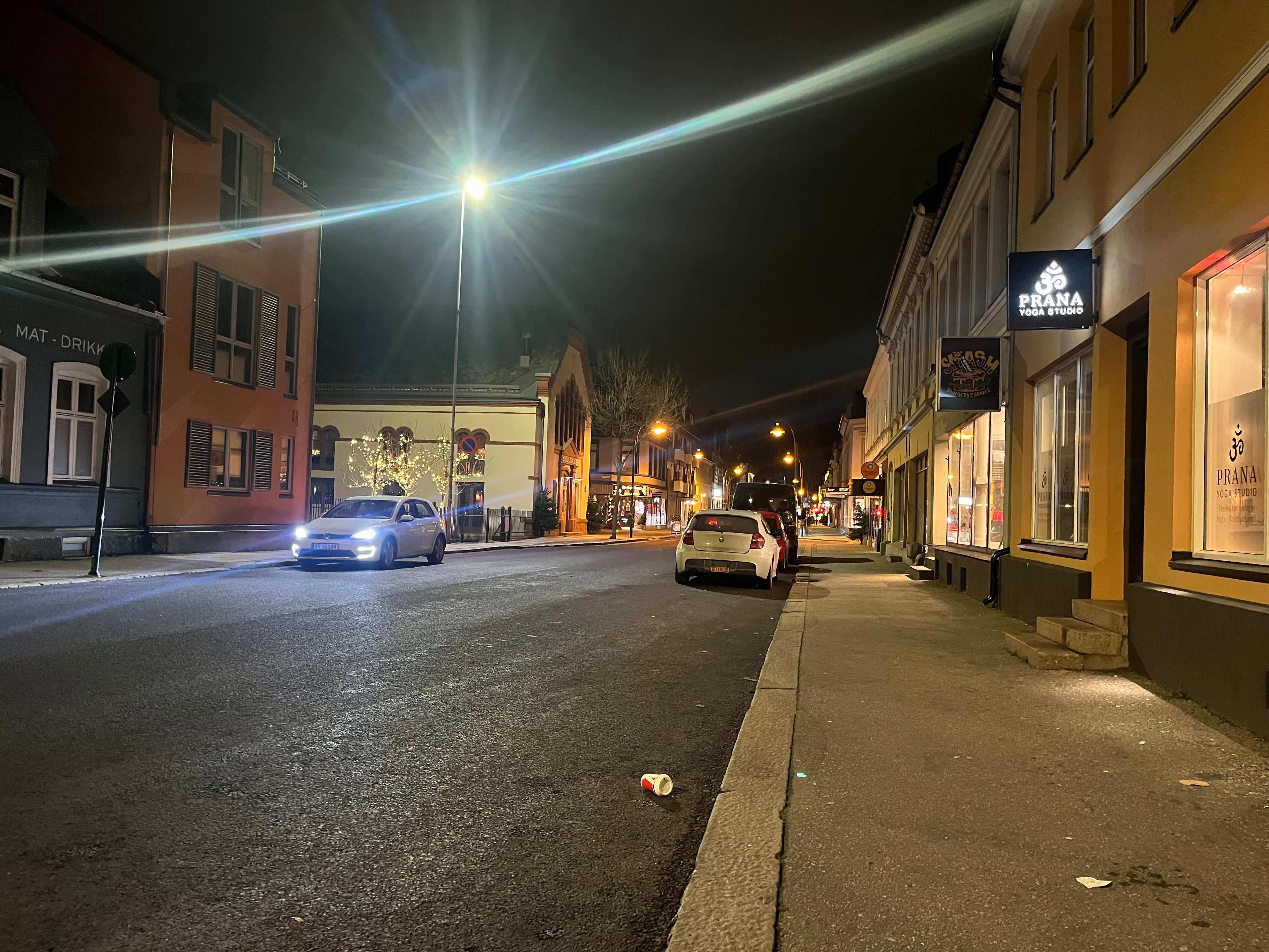 Hentet av ambulanse etter vold. Tre menn pågrepet.