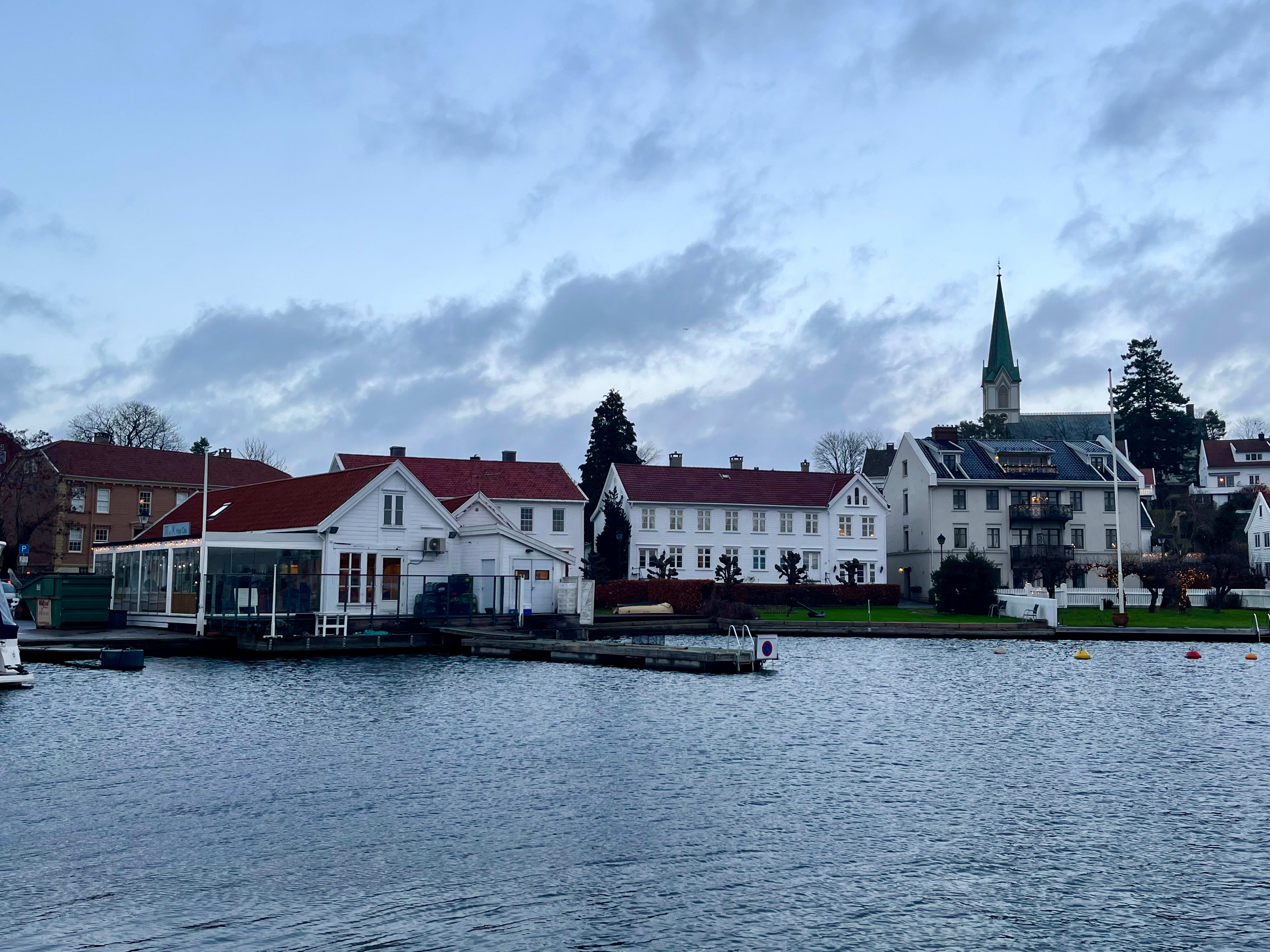 Selger eiendom og legger ned skole