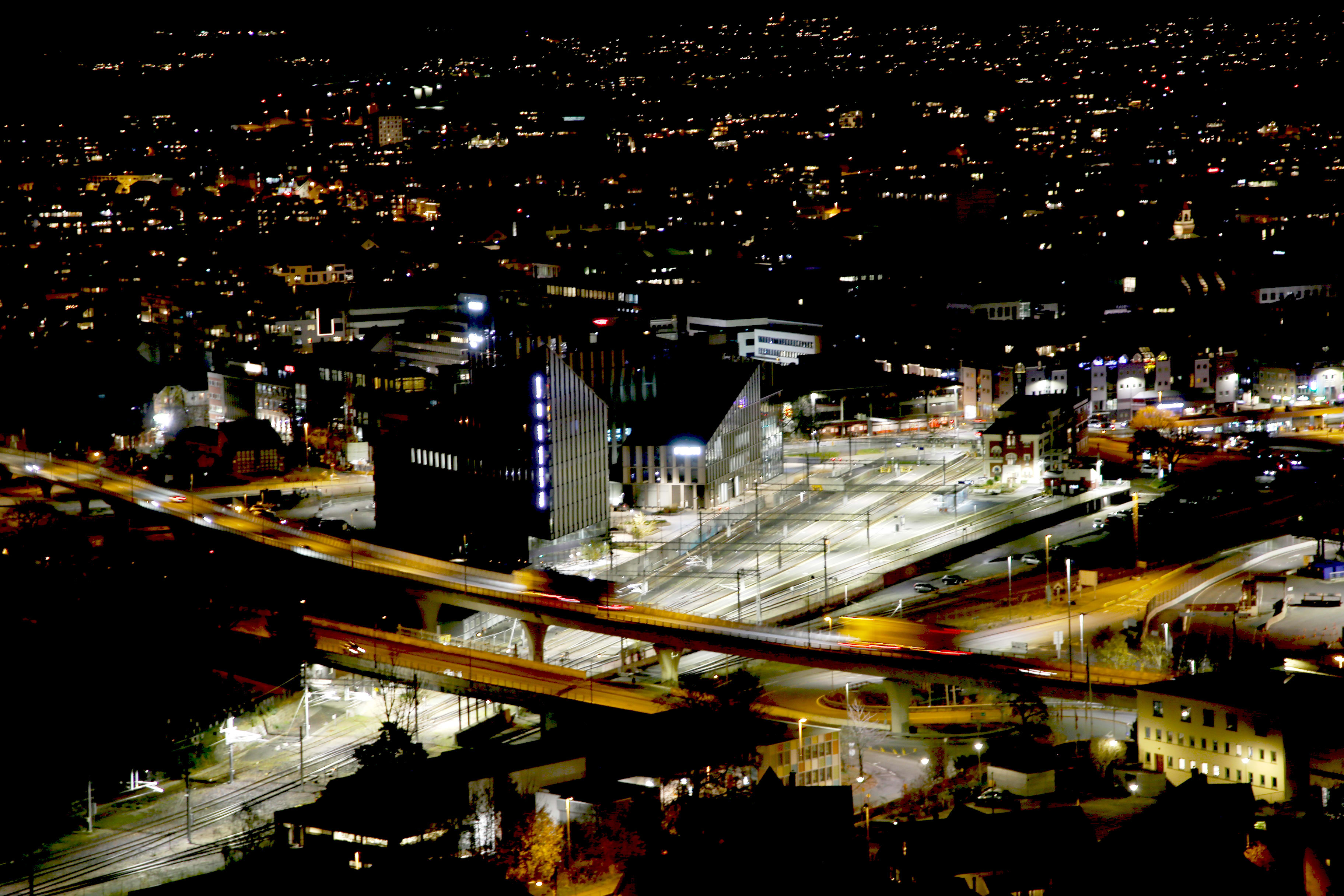 Skjøt i veggen på politi­huset