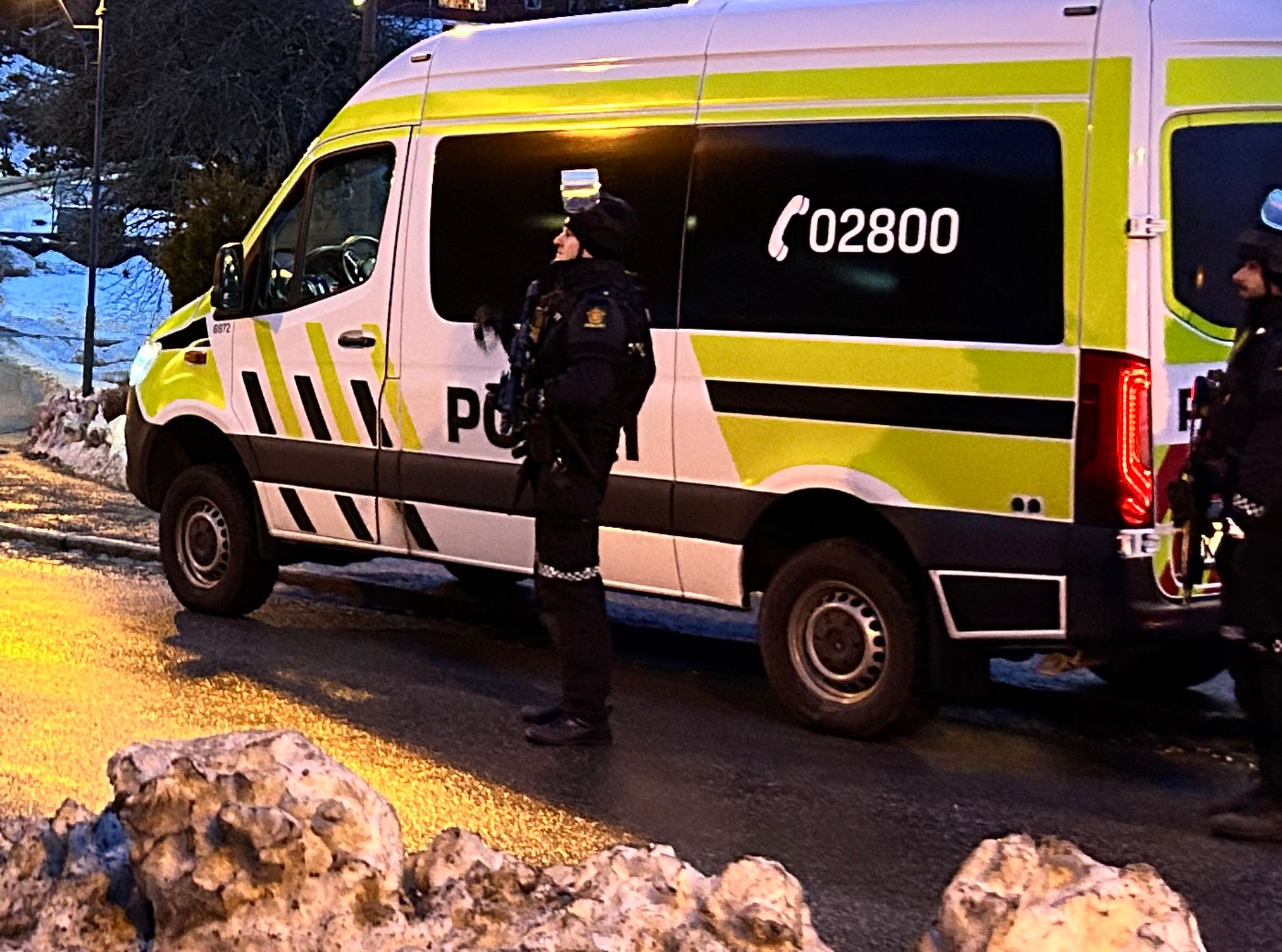 Væpnet politiaksjon – ber folk holde seg unna