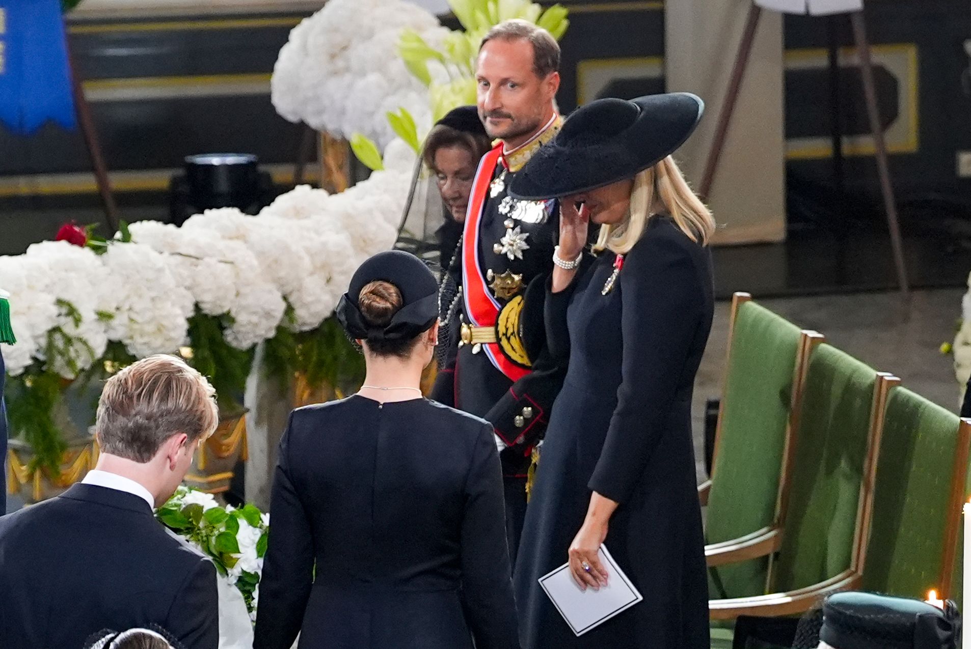 Mette-Marit tørket tårer