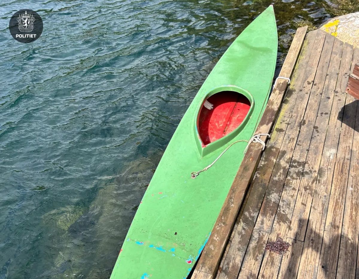 Tok hånd om flytende kajakk