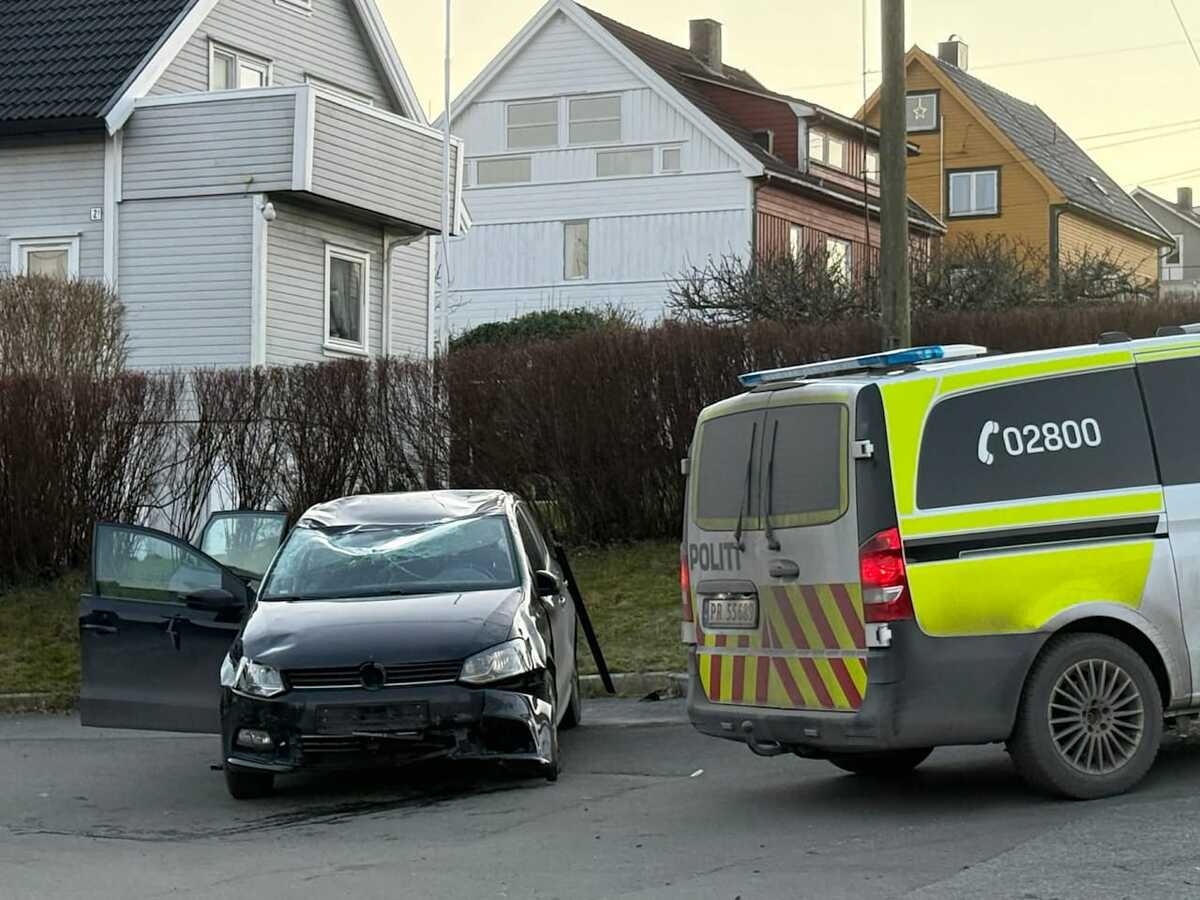 Bil har kjørt av veien i sentrum