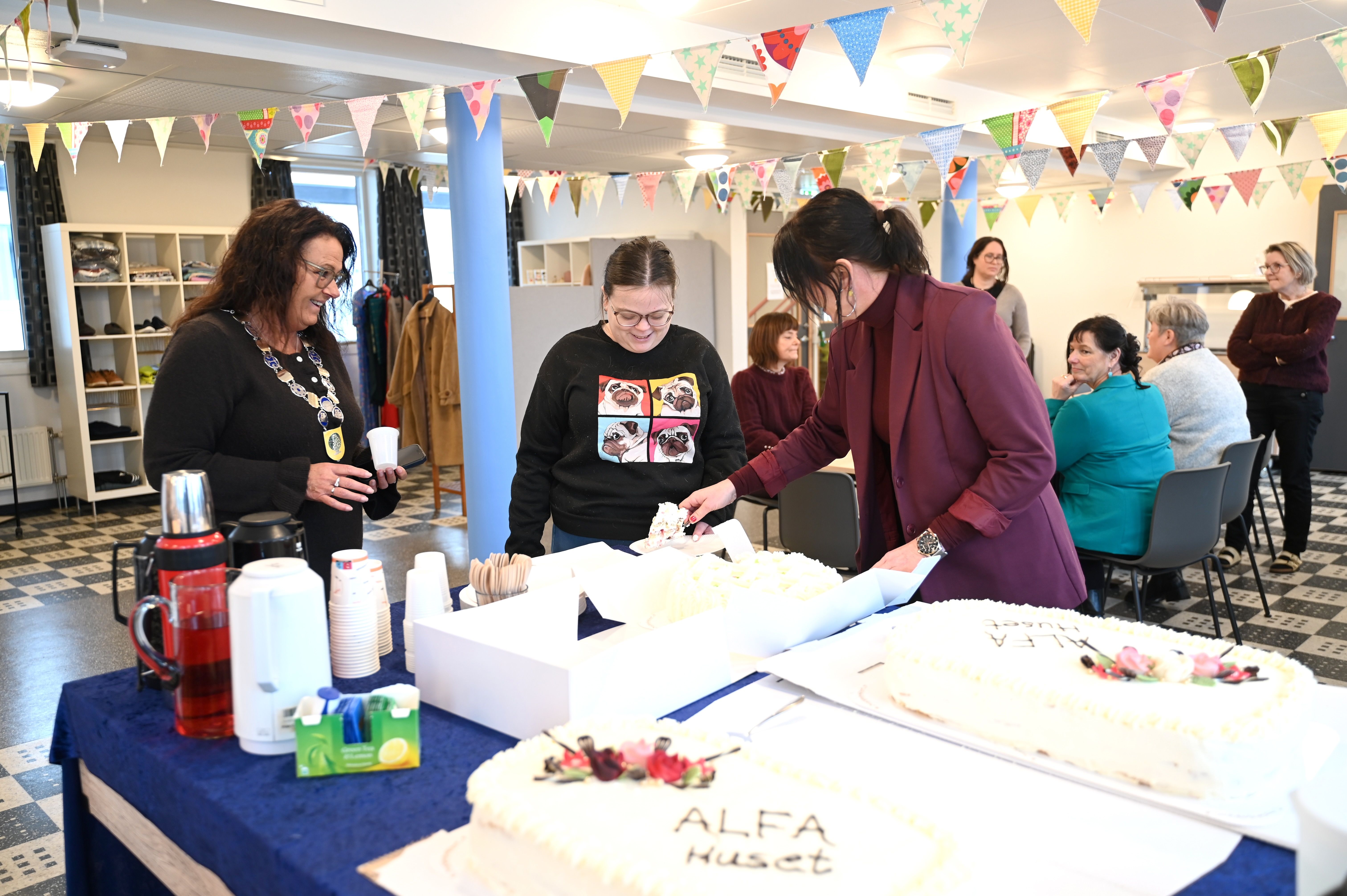 Åpningsfest med fine ord og gode kaker: - Dette er deres hus!