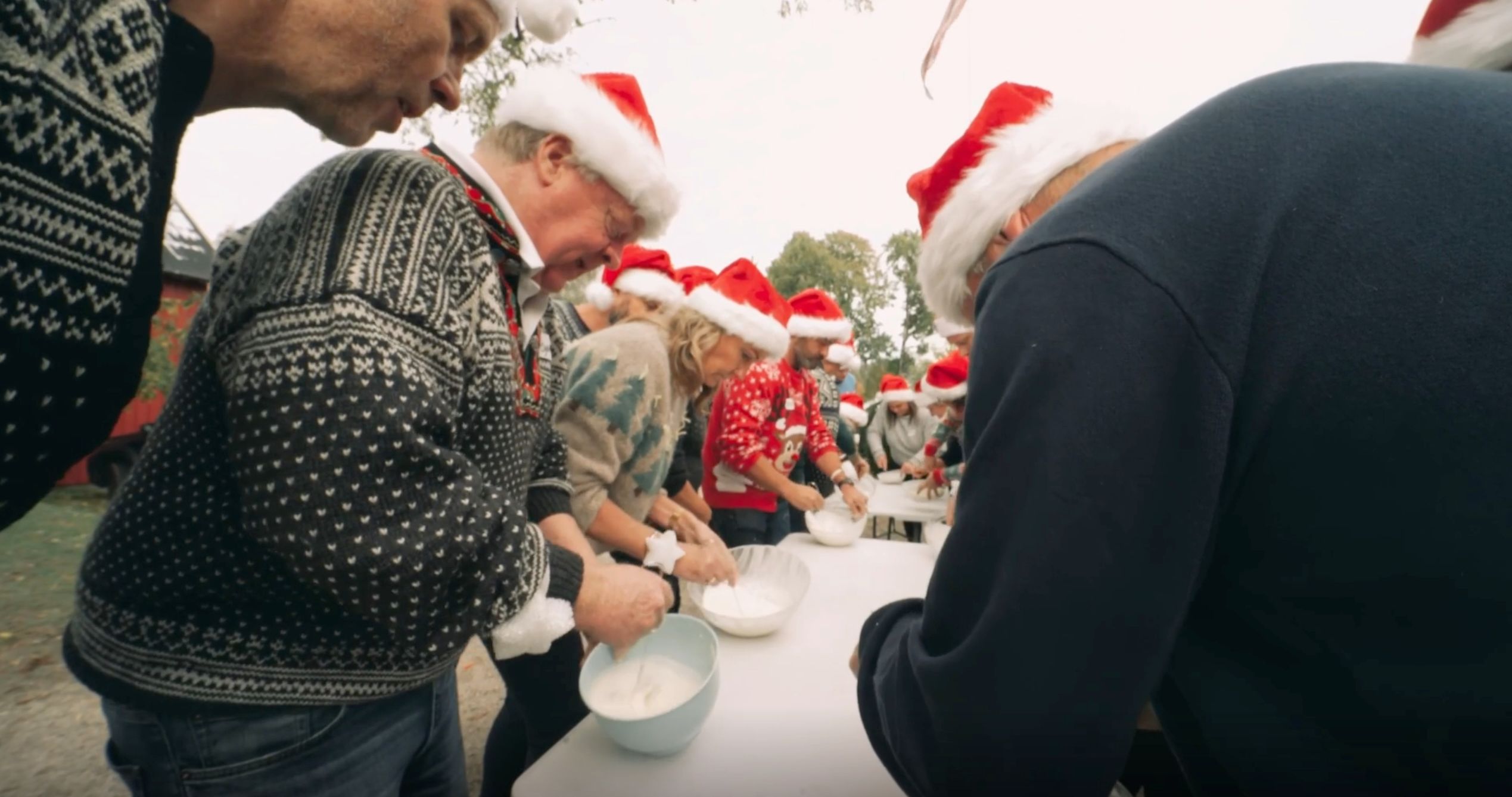 Det piskes krem for hånd. Hvem ryker ut? Se dagens episode