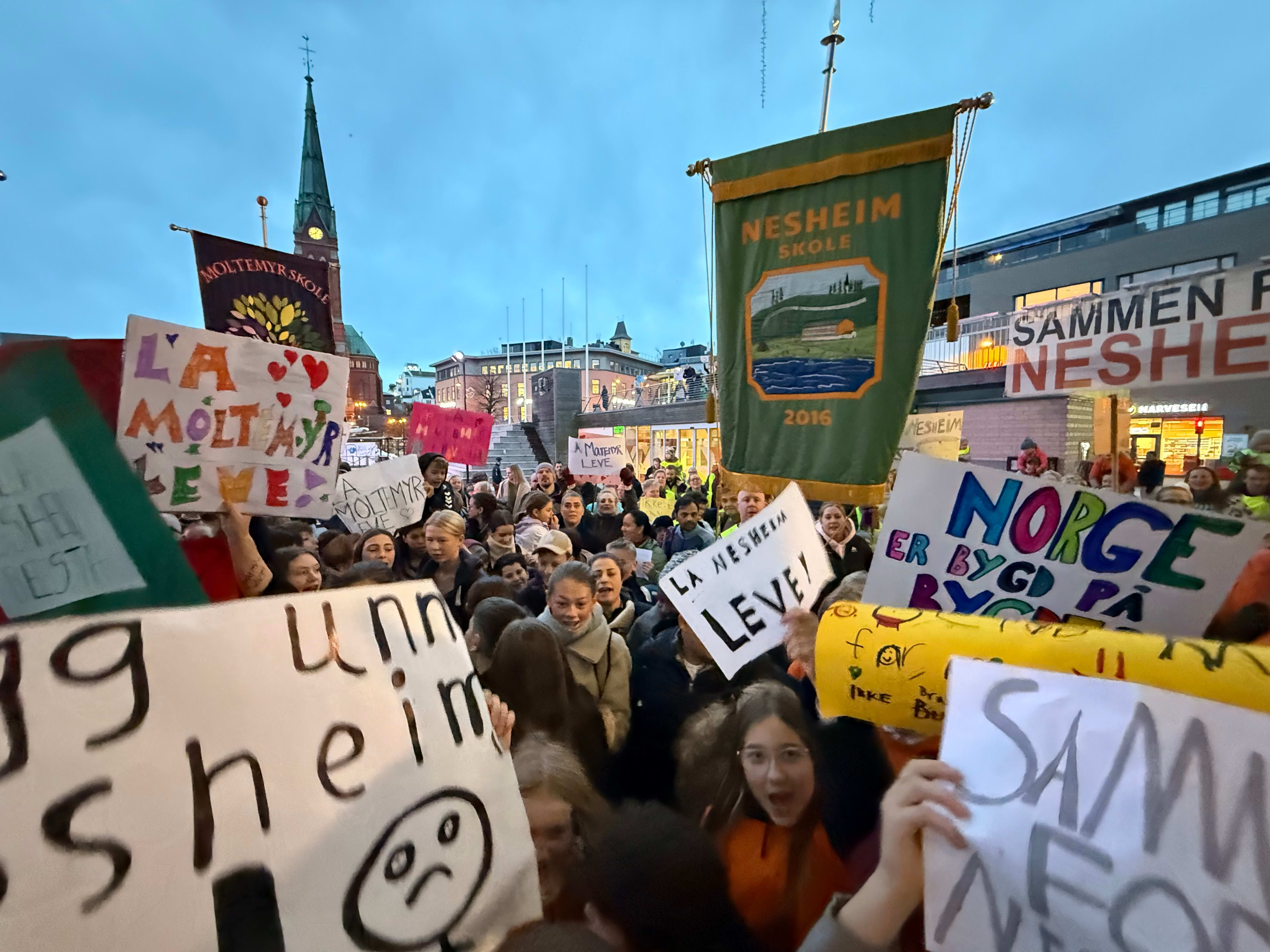 Trosset protester. Legger ned fem skoler.