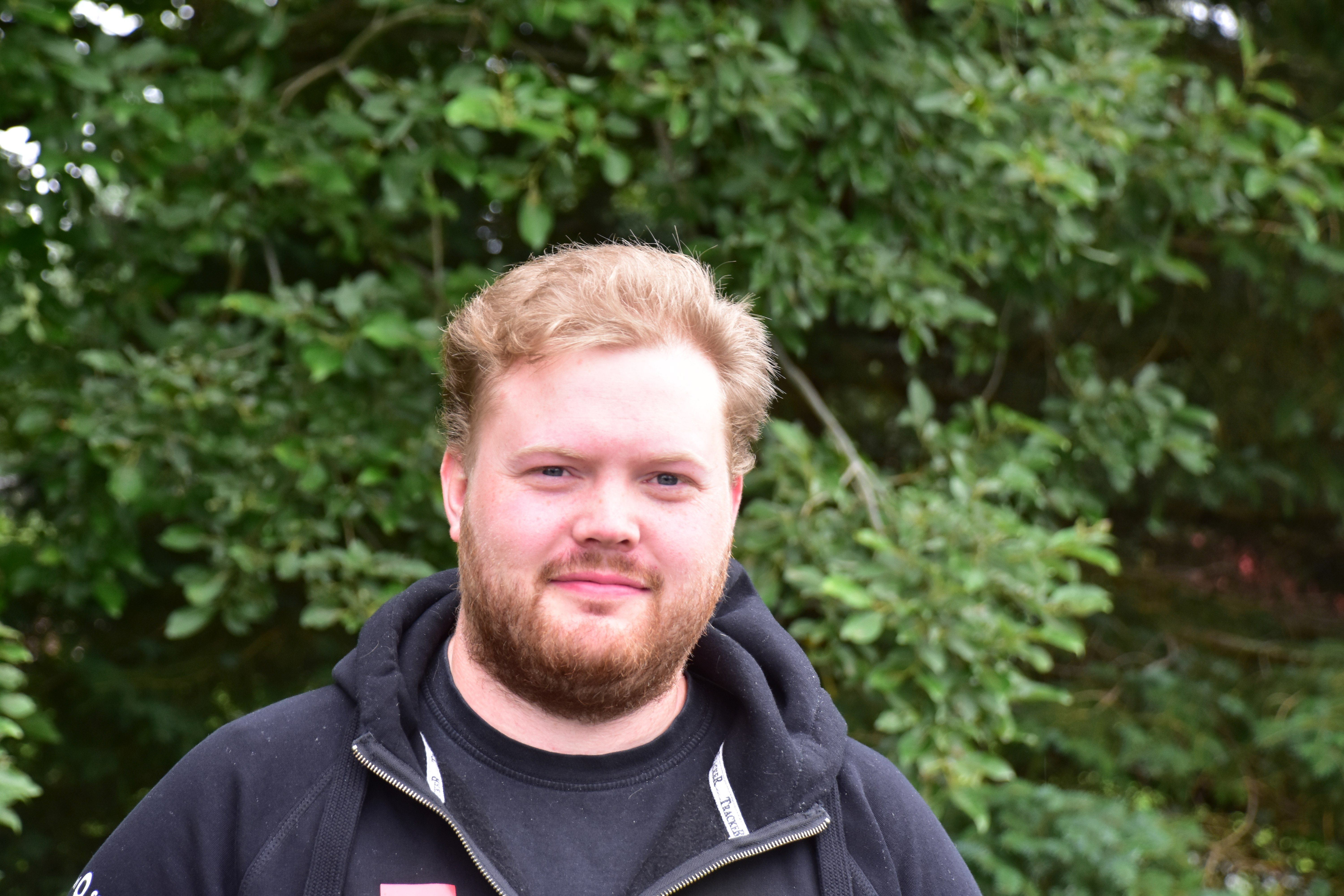 Mats Erik (27) har vært produksjonsleder for bygg av elbil. Nå skal han være med på å bygge opp