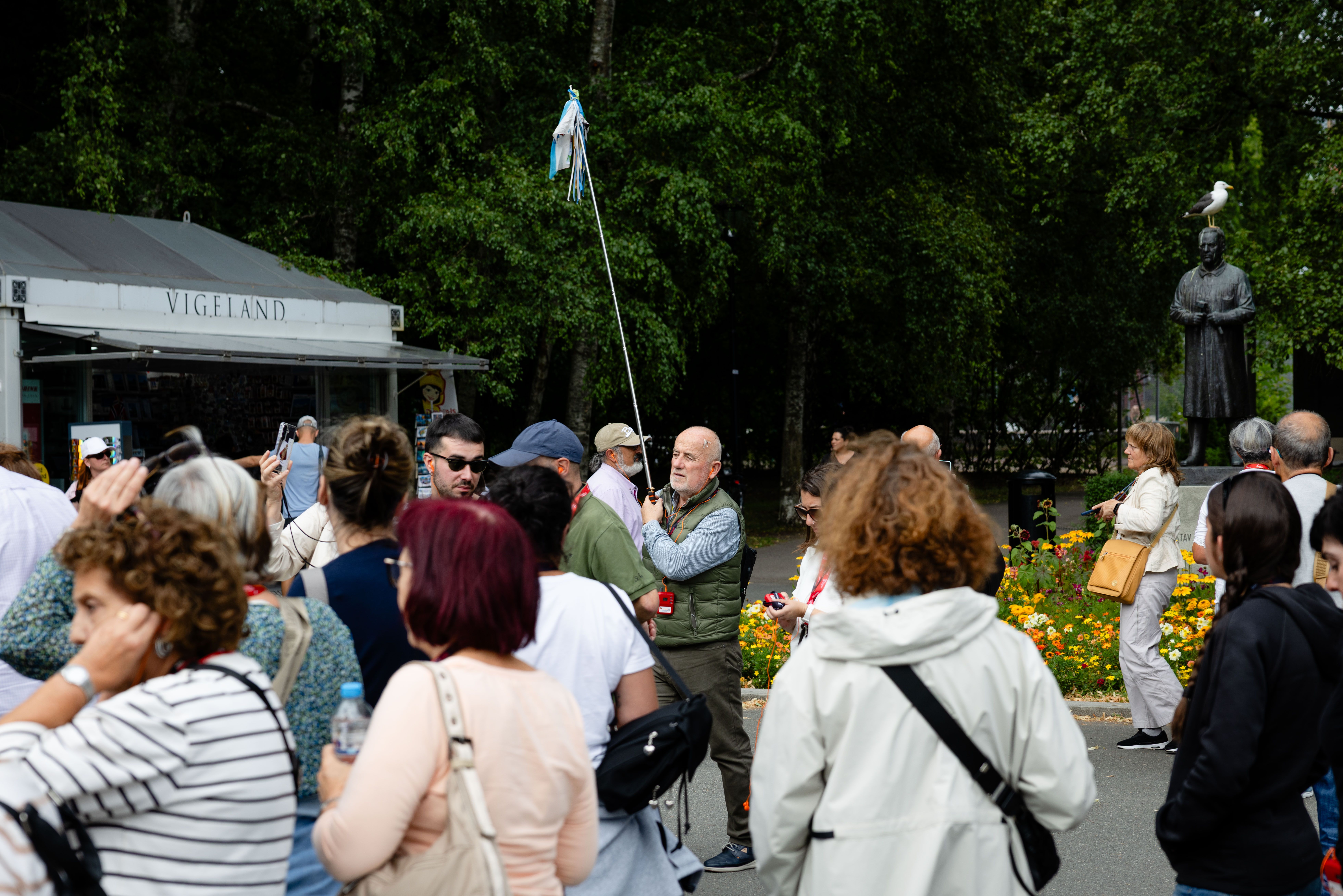 I årevis er turister blitt ledet til utvalgte butikker. – Burde forbys.