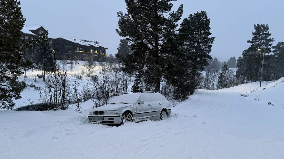 Bil har kjørt seg fast i skiløypa