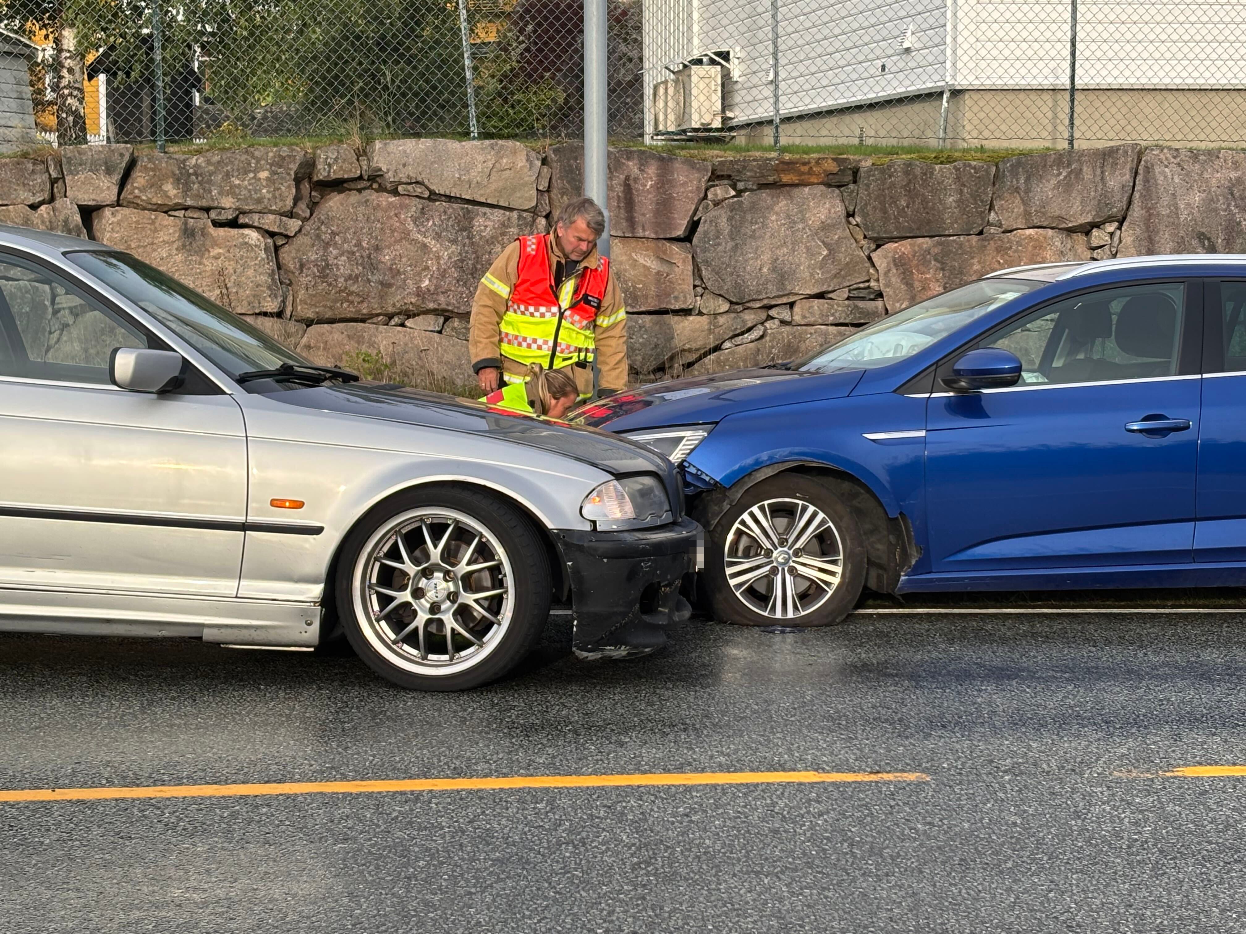 To biler har kollidert – vei delvis sperret