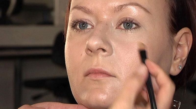 MAKEUP: Slik legger du en perfekt highlight.