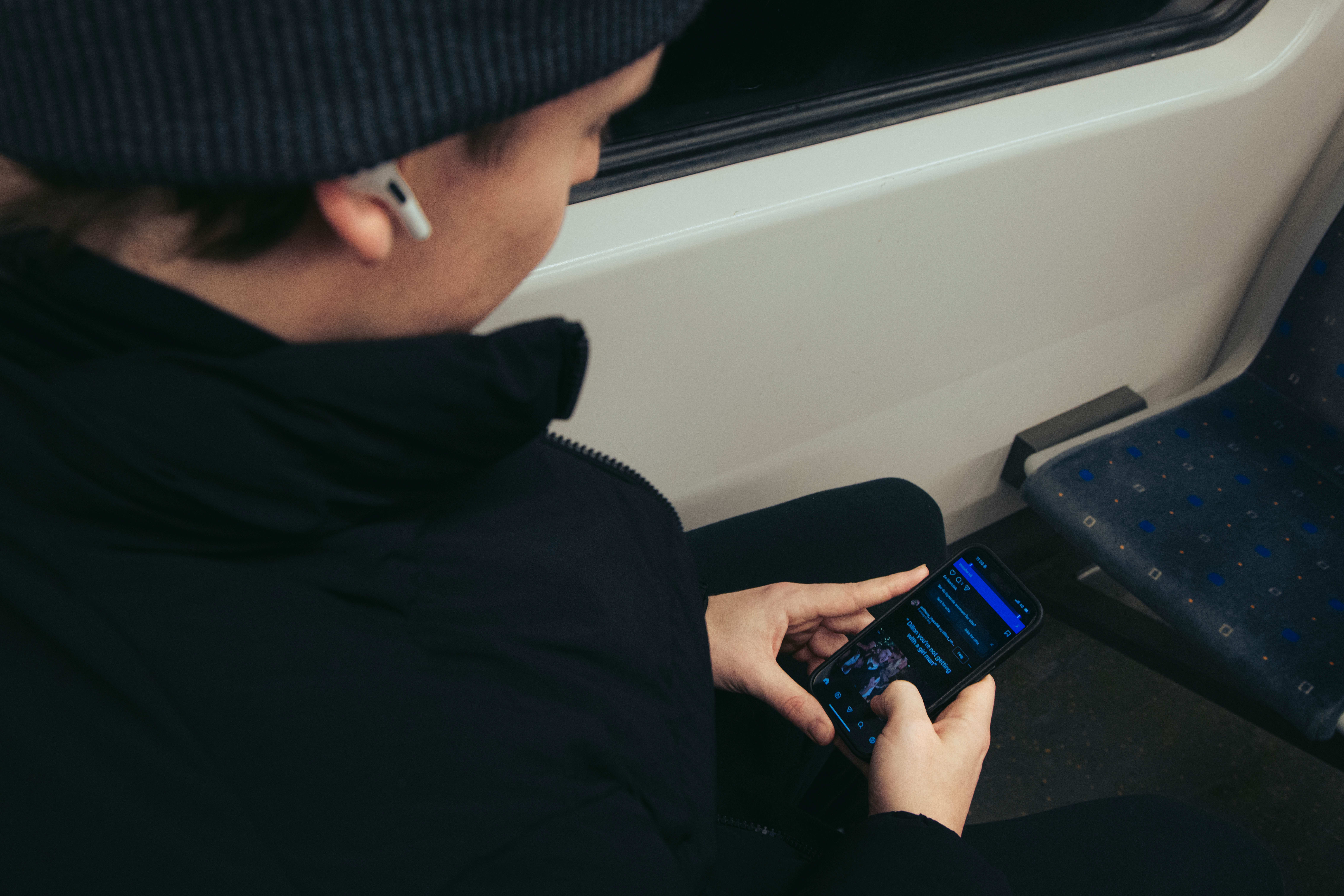 Hjernen din trenger en pause: – Når du legger bort mobilen, møter du en fremmed, sier psykolog