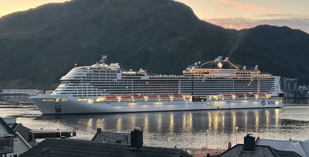 Ora la più grande crociera della stagione torna a Måløy.  Ci sono 4.198 turisti a bordo