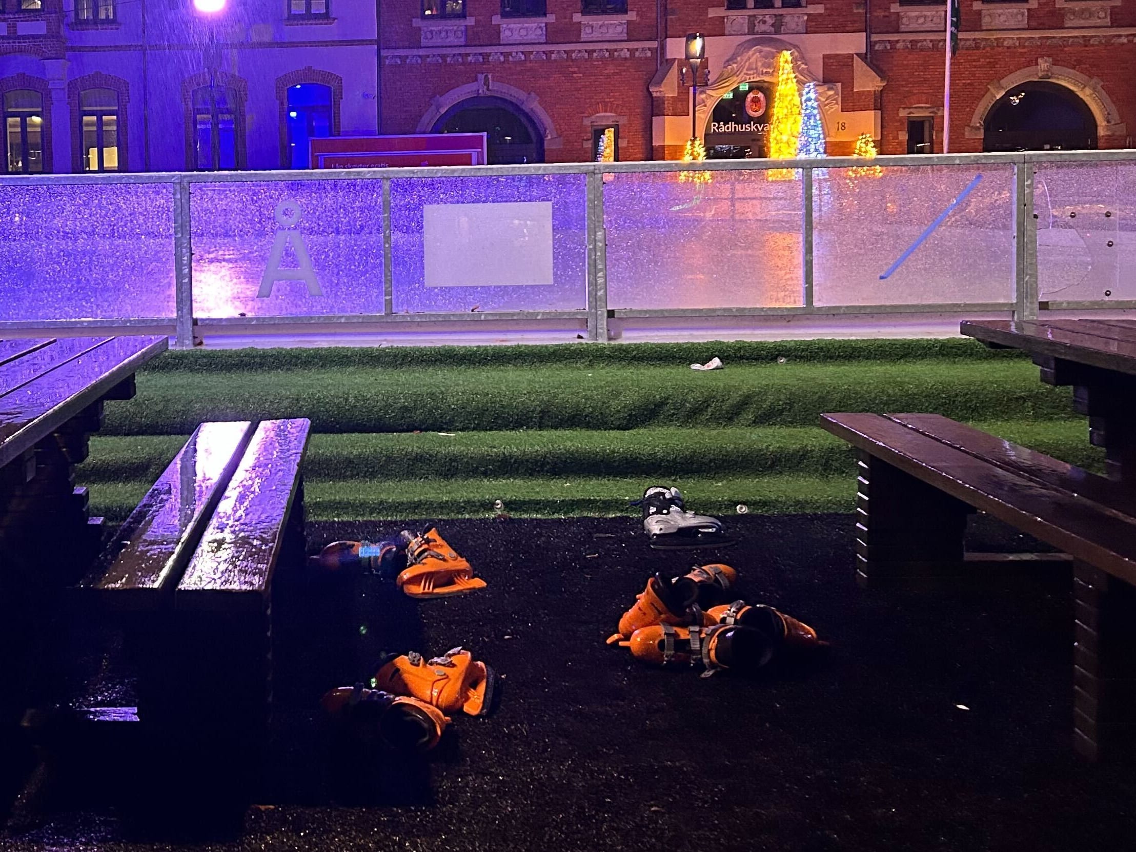 Her ligger skøytene strødd: – Mange er lei