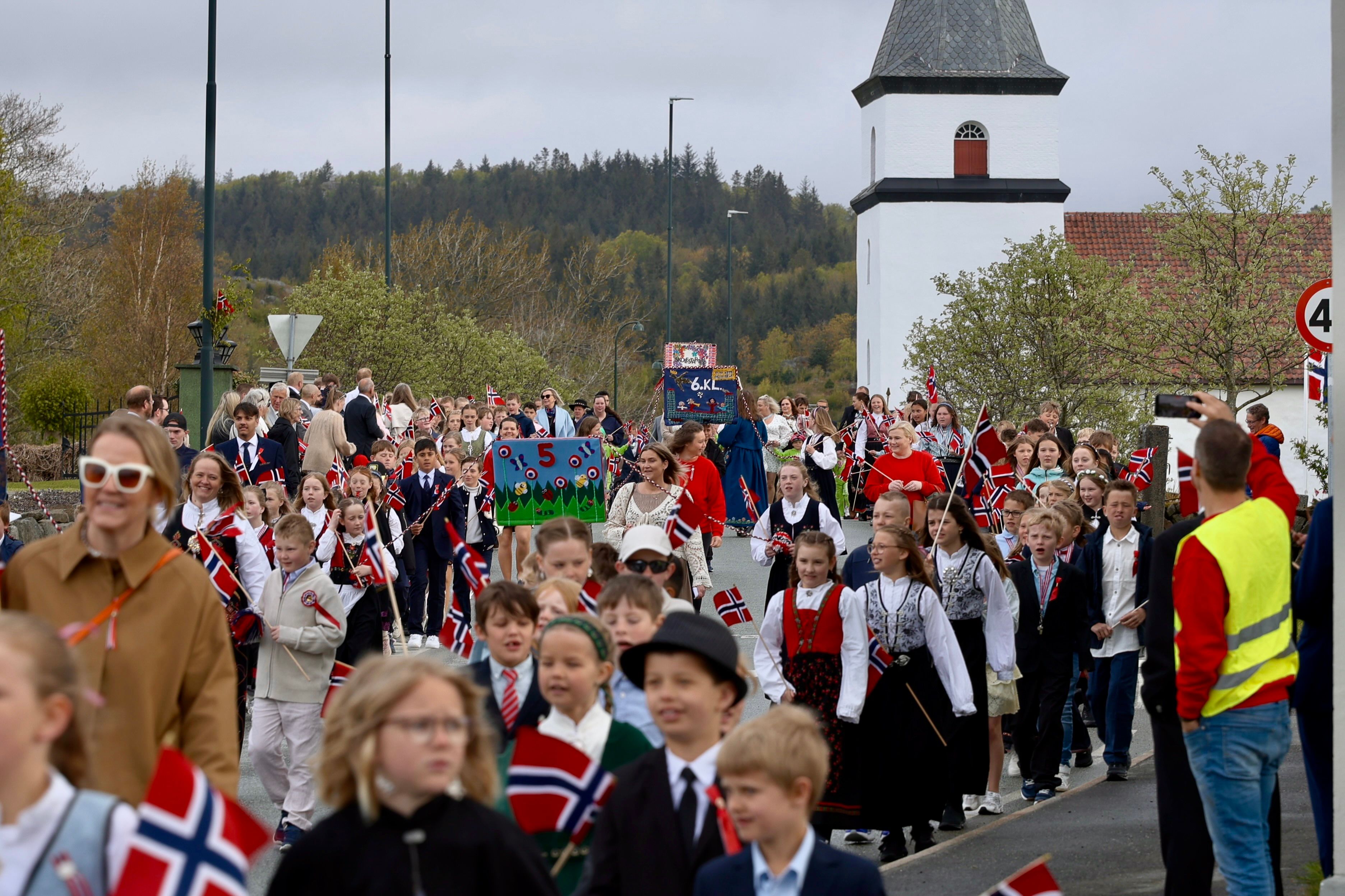 Se bilder fra barnetoget i Vanse