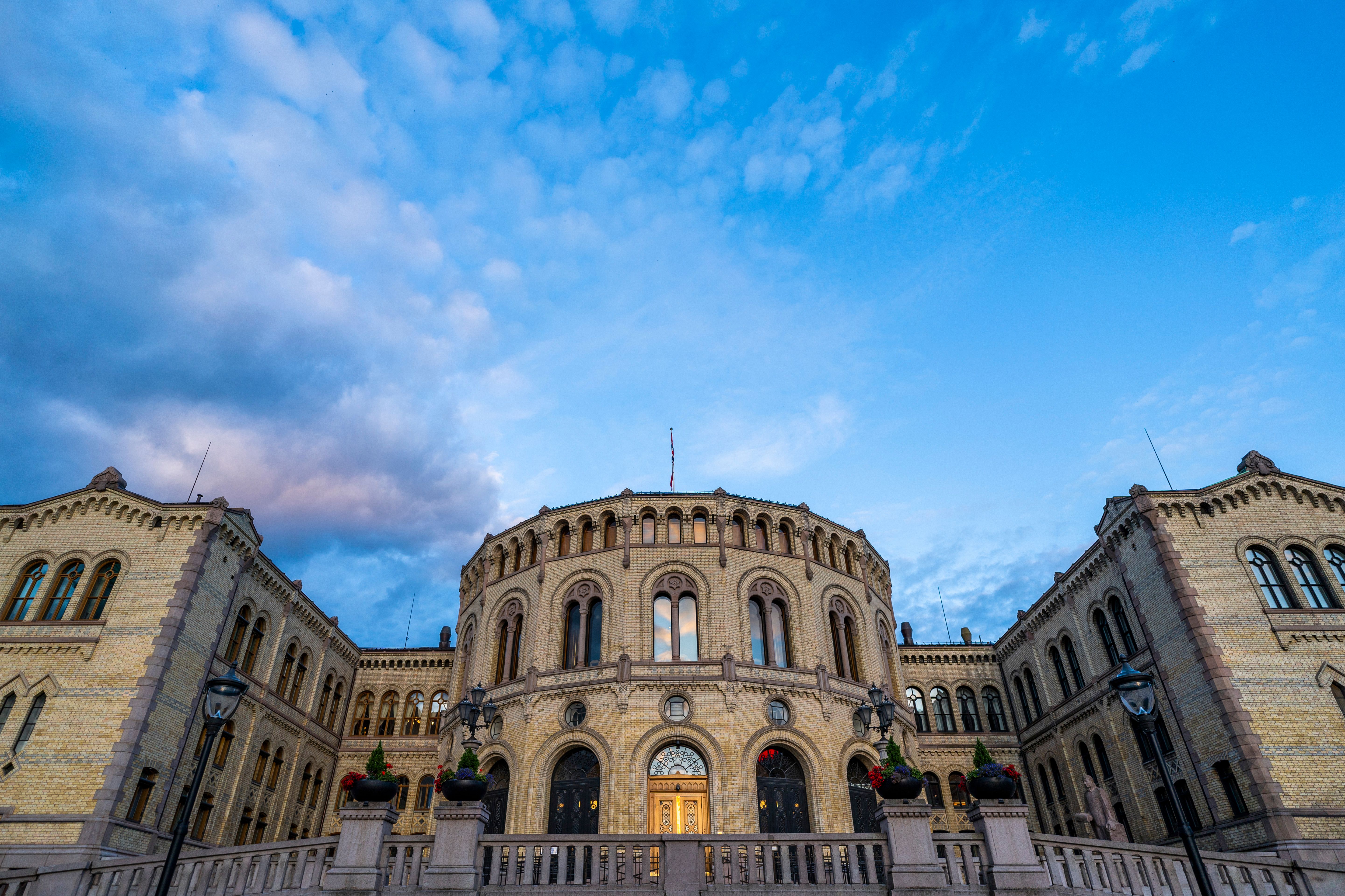 Stortinget skal formelt vedta Epstein-granskning – Støre advarer mot ...