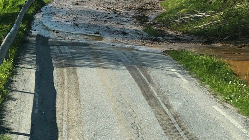 Jordskred Sperrer Fylkesvei I Hemnes Itromso no