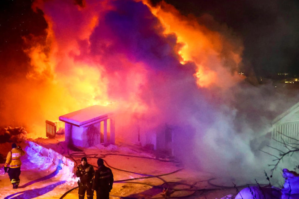 To brann­kon­stab­ler antatt omkom­met etter kraf­tig bolig­brann i Verdal