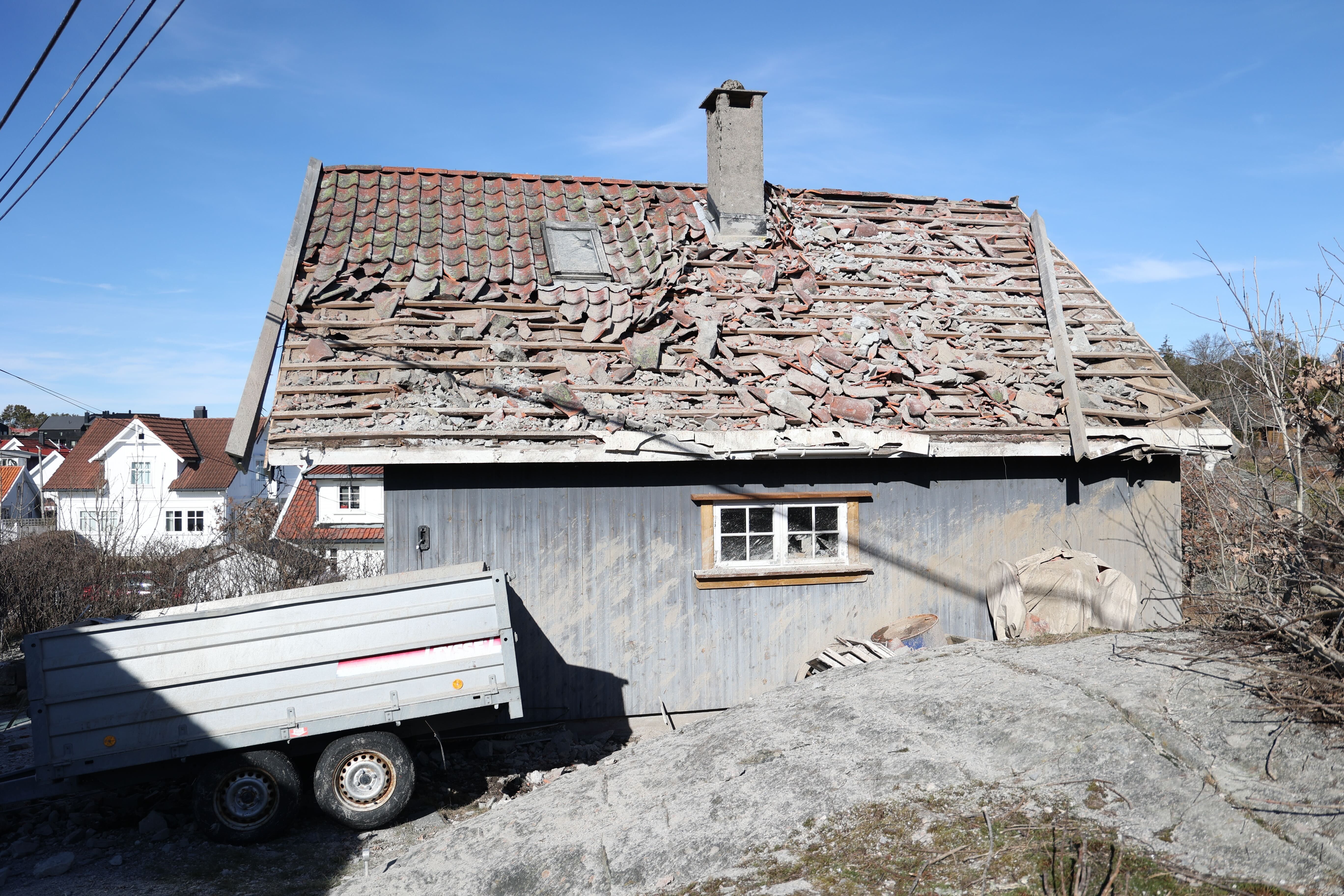 Hus, garasje og bil fikk store skader: – Uvisst om det har skjedd noe straffbart