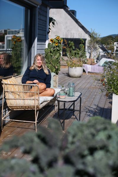 De er balkongbønder i 7. etasje. Fem tips til å lykkes med balkonghage